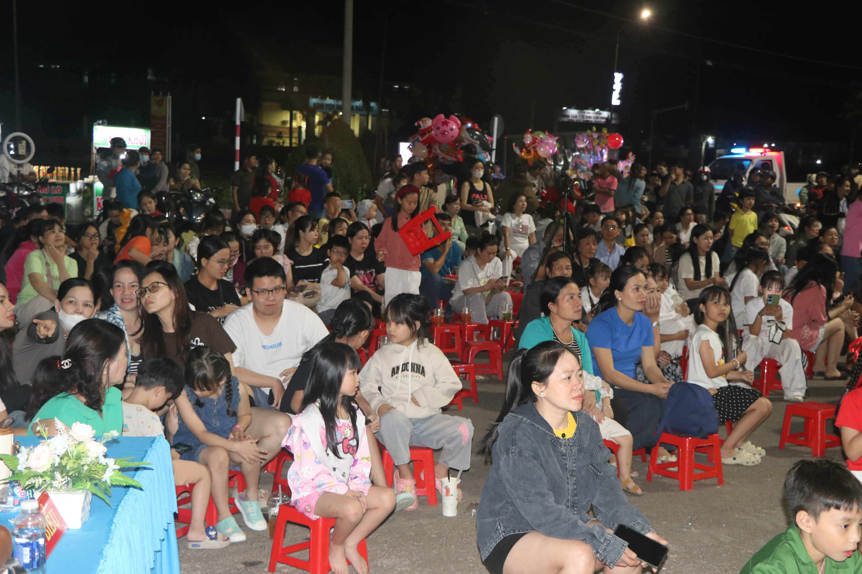 Đông đảo người dân đến xem và cổ vũ