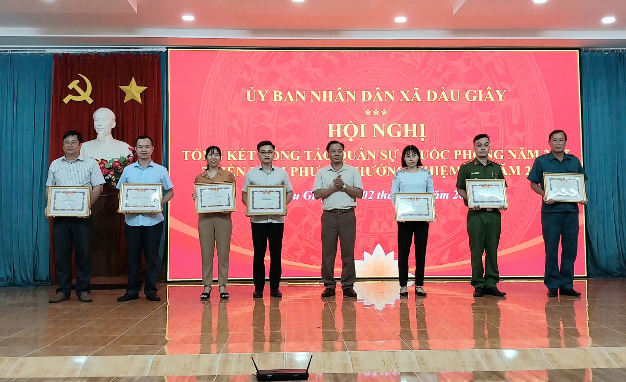 Phó bí thư Thường trực Đảng ủy Phạm Đình Ban trao giấy khen của UBND xã cho các tập thể