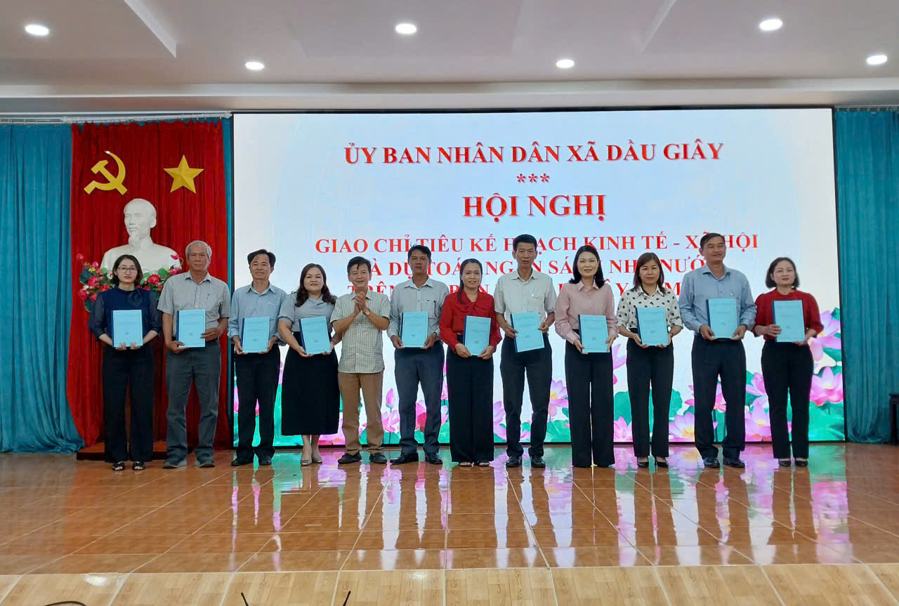 Phó chủ tịch UBND xã Nguyễn Lê Trường Sơn trao Quyết định về dự toán ngân sách Nhà nước năm 2026 cho các đơn vị