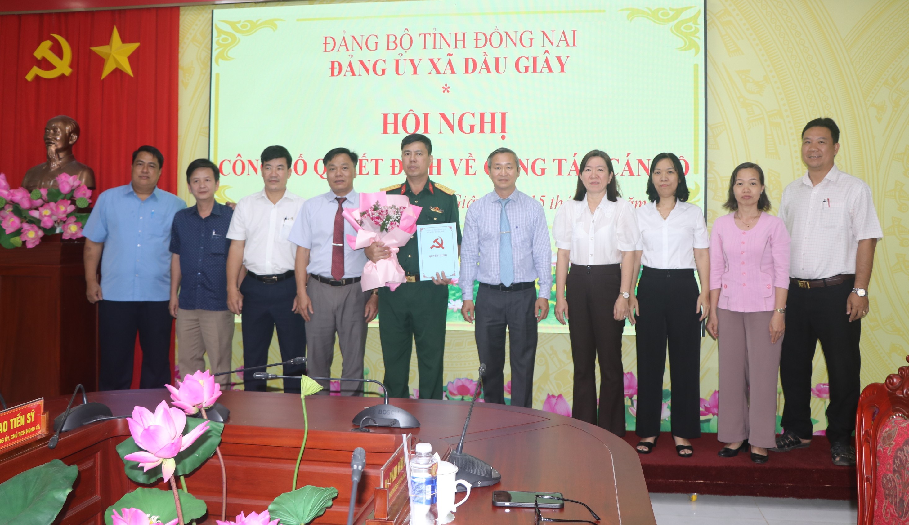 Các đồng chí trong Ban Thường vụ Đảng ủy chụp hình lưu niệm tạo lễ công bố quyết định