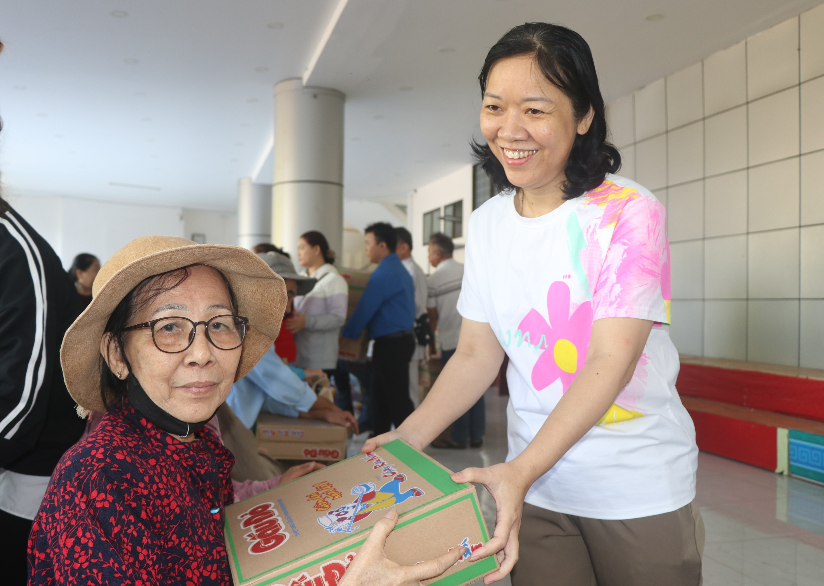 Chủ tịch Ủy ban MTTQ Việt Nam xã Dầu Giây Nguyễn Thị Việt trao quà cho người khiếm thị