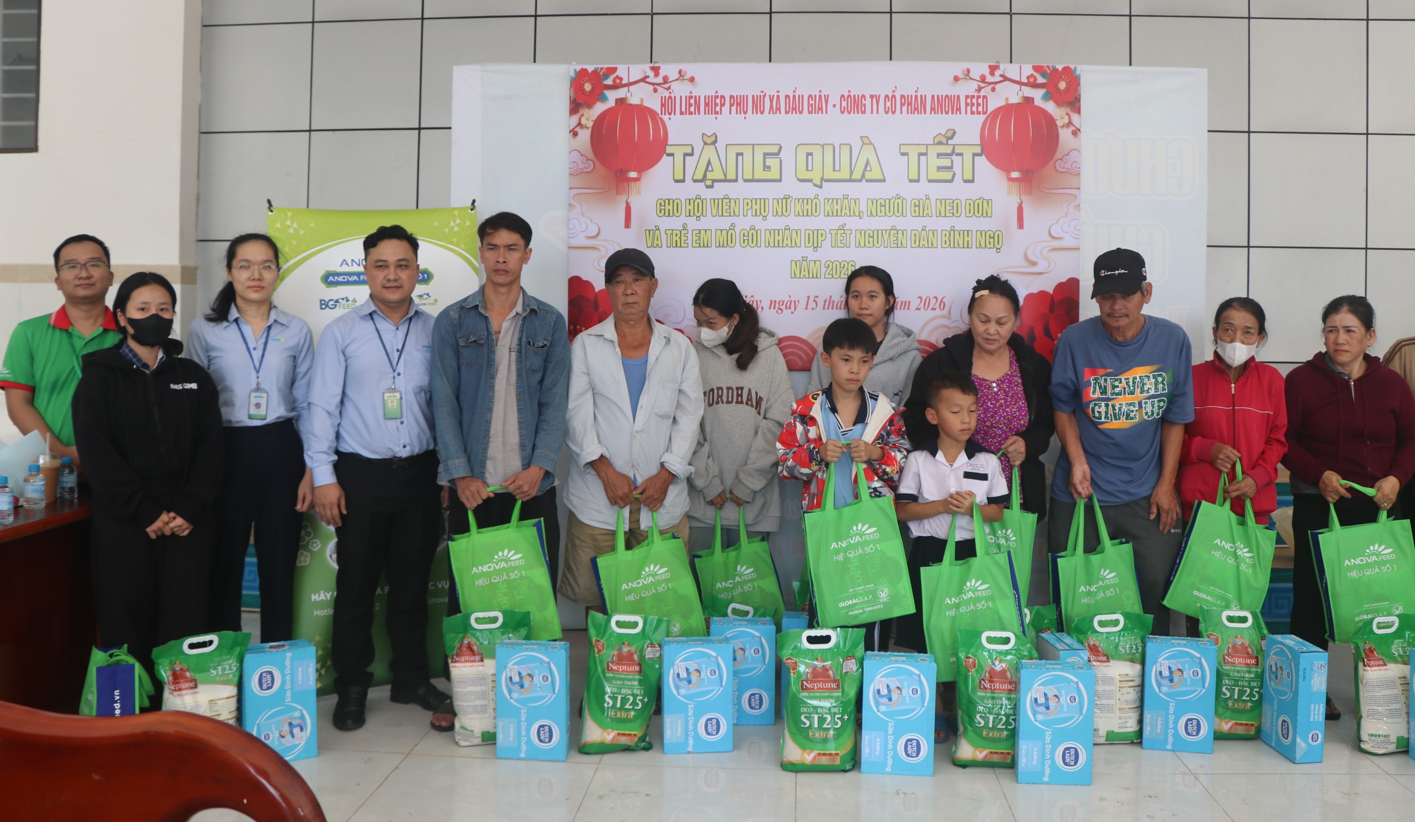 Đại diện Công ty Cổ phần ANOVA Feed trao quà cho hội viên phụ nữ có hoàn cảnh khó khăn, người già neo đơn và trẻ em mồ côi tại xã Dầu Giây