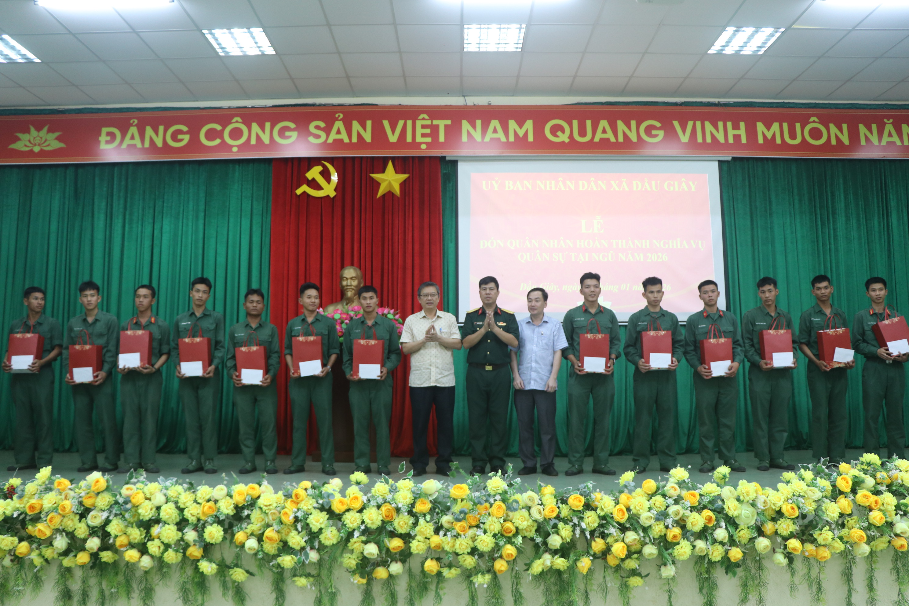 Đồng chí Mai Văn Hiền, Phó bí thư Đảng ủy, chủ tịch UBND xã và Thượng tá Nguyễn Văn Đắc, chỉ huy trưởng Ban Chỉ huy quân sự xã tặng quà cho các quân nhân