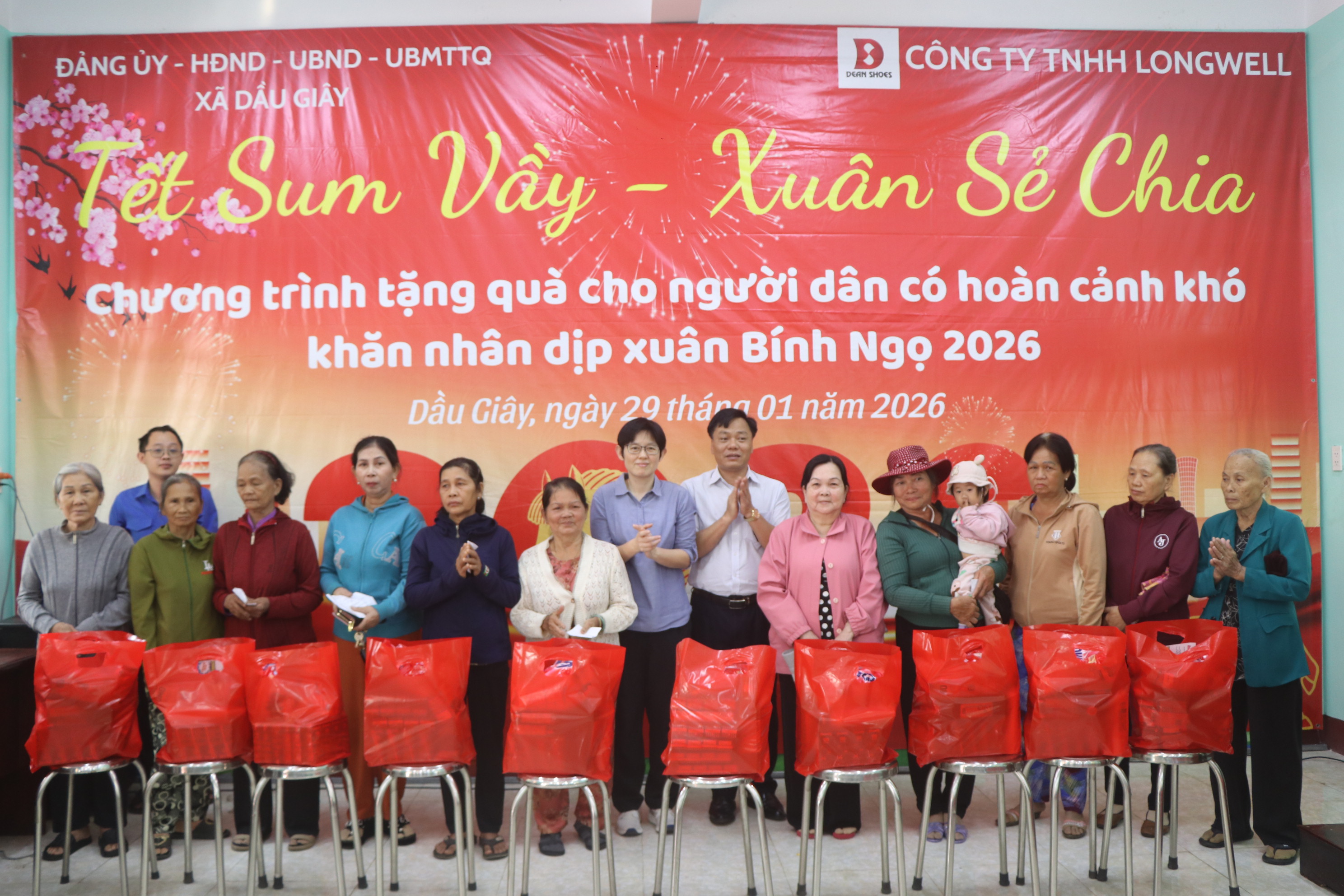 Phó bí thư Thường trực Đảng ủy Phạm Đình Ban cùng đại diện Công ty TNHH Long Well trao quà tại chương trình