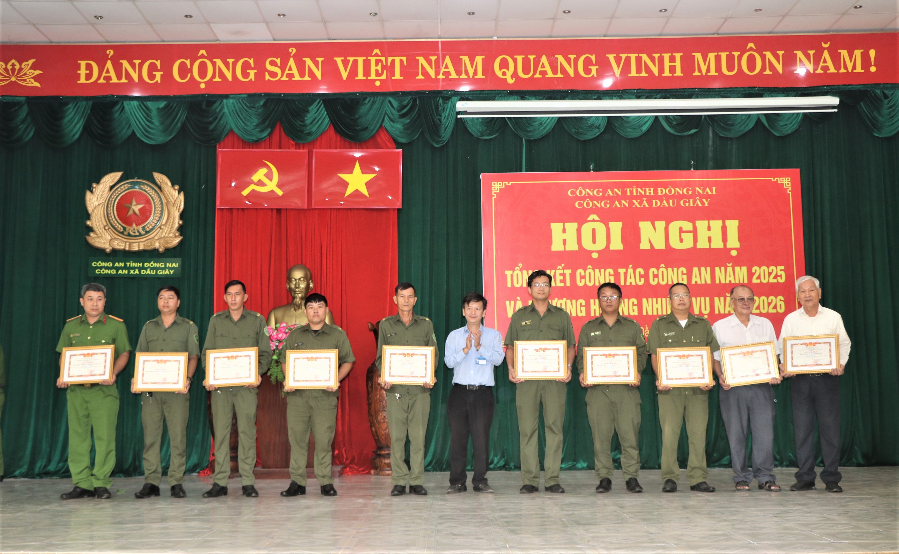 Phó chủ tịch UBND xã Nguyễn Lê Trường Sơn trao giấy khen của UBND xã cho các cá nhân