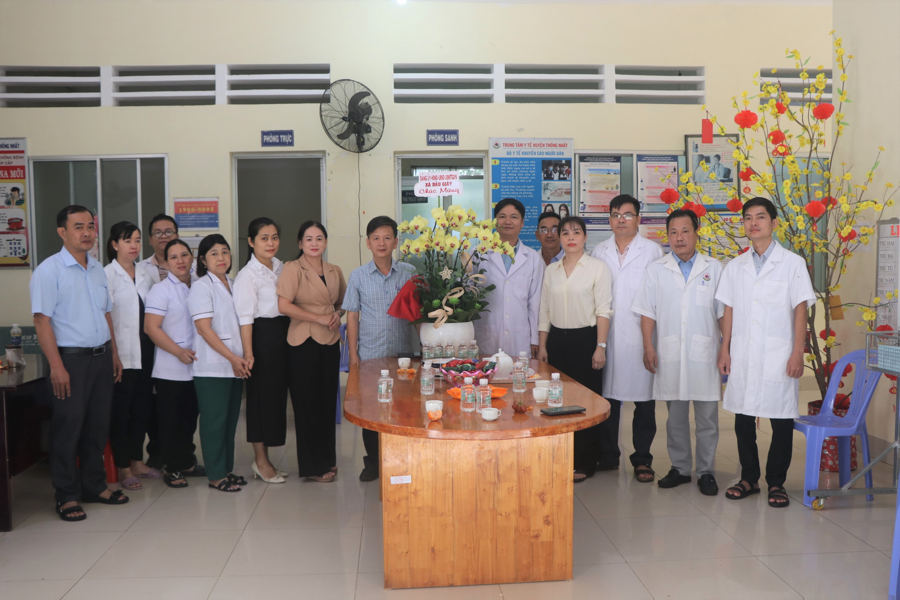 Đoàn đến thăm và tặng hoa chúc mừng tại Trạm y tế xã Dầu Giây