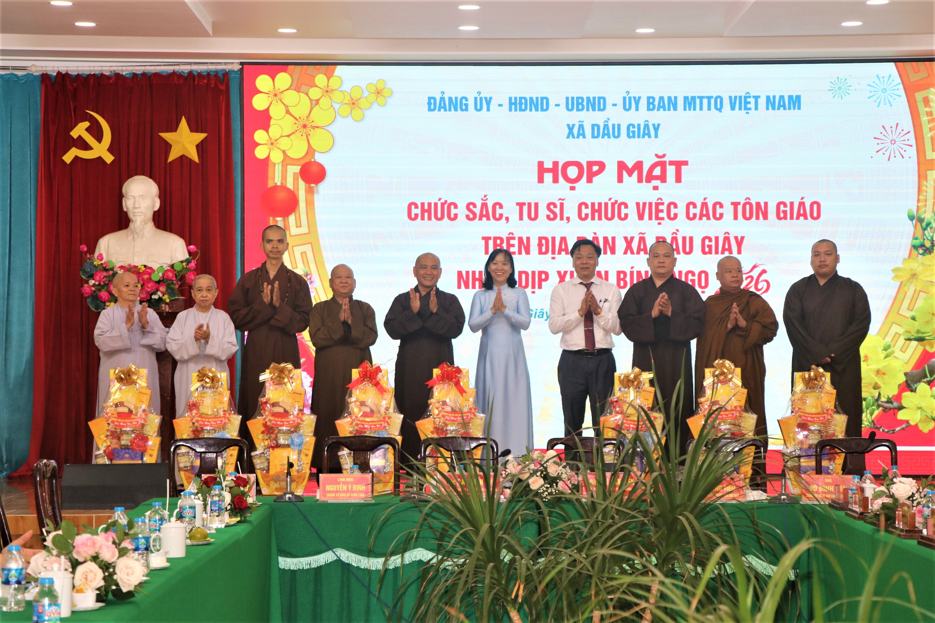 Đồng chí Phạm Đình Ban, Phó bí thư Thường trực Đảng ủy và đồng chí Nguyễn Thị Việt, Chủ tịch Ủy ban MTTQ xã tặng quà chúc mừng năm mới Xuân Bính Ngọ 2026 đến các vị chức sắc, tu sĩ, chức việc