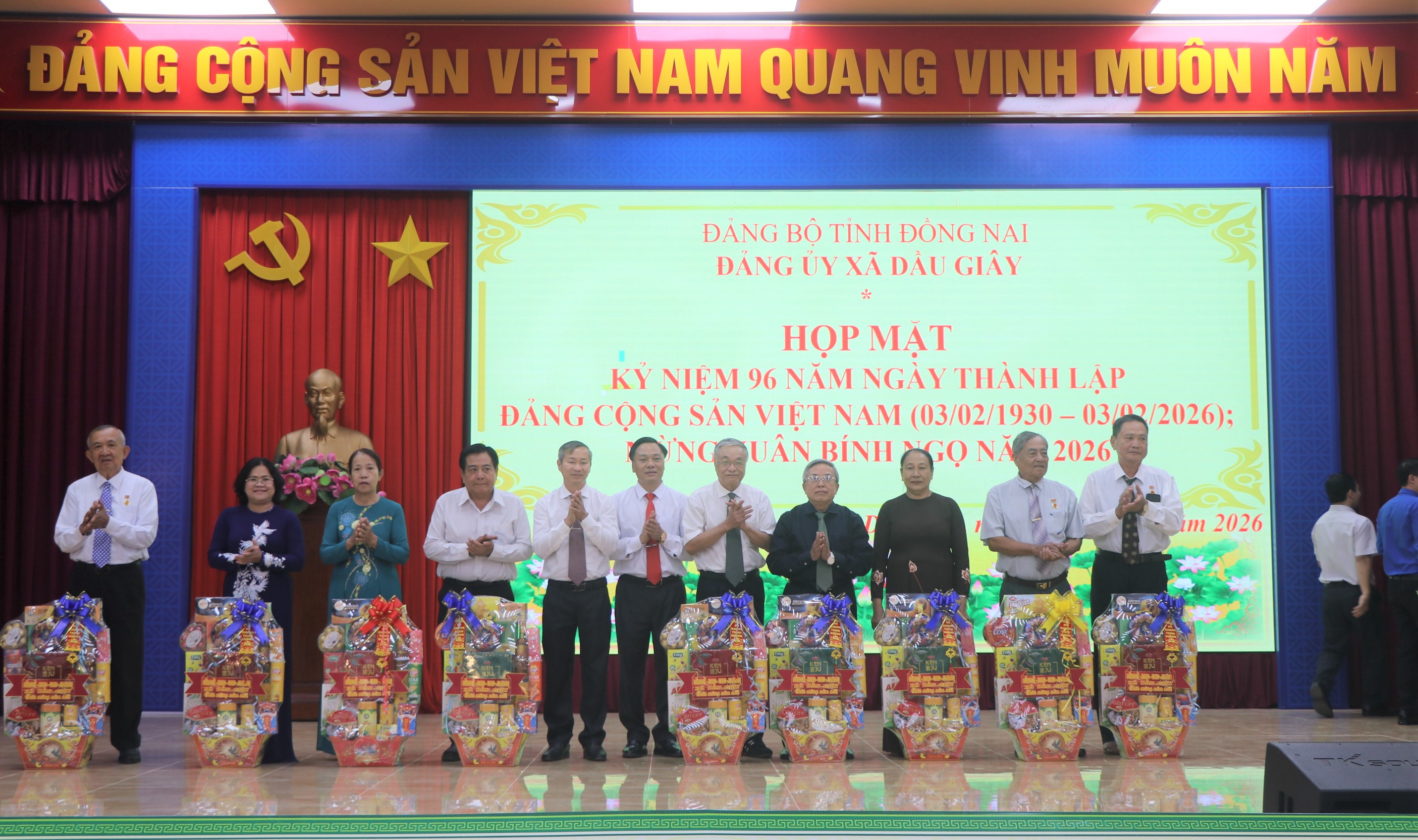 Lãnh đạo xã Dầu Giây quà cho các đồng chí Nguyên lãnh đạo huyện Thống Nhất (cũ) tham dự buổi họp mặt