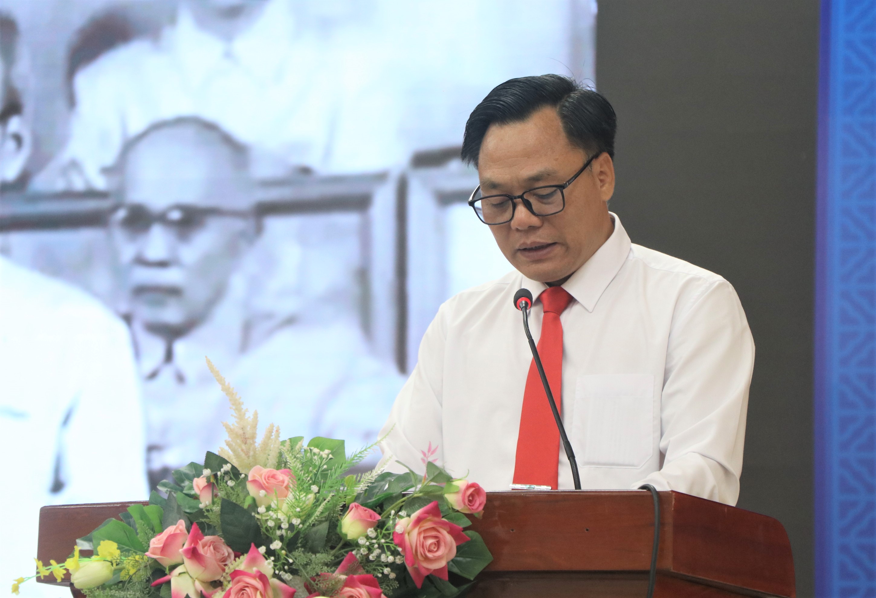 Phó bí thư Thường trực Đảng ủy Phạm Đình Ban phát biểu ôn lại truyền thống 96 năm Ngày thành lập Đảng Cộng sản Việt Nam