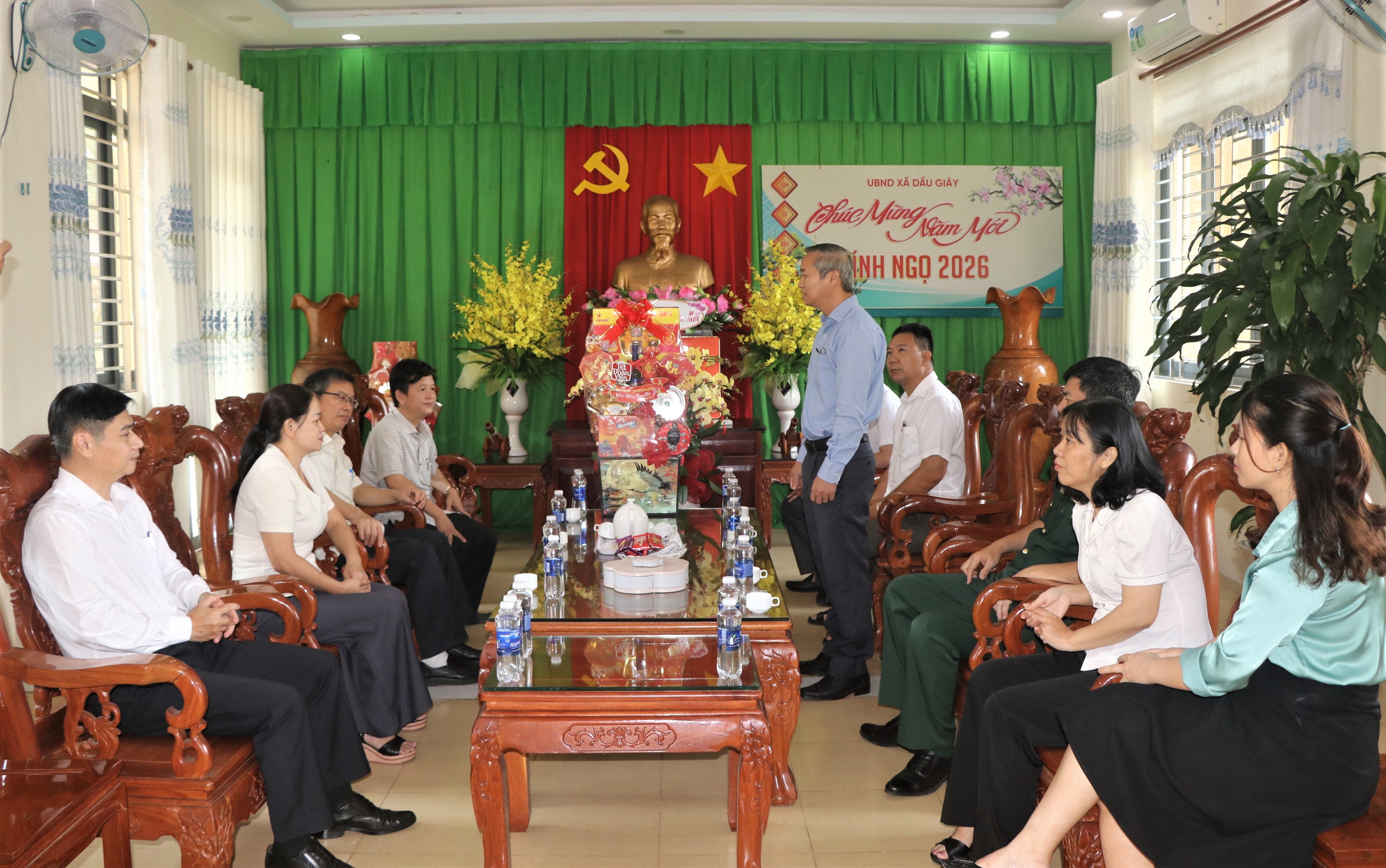 Tỉnh ủy viên, Bí thư Đảng ủy, chủ tịch HĐND xã Dầu Giây Cao Tiến Sỹ phát biểu khi đến thăm, chúc tết tại Đảng bộ Ủy ban nhân dân xã