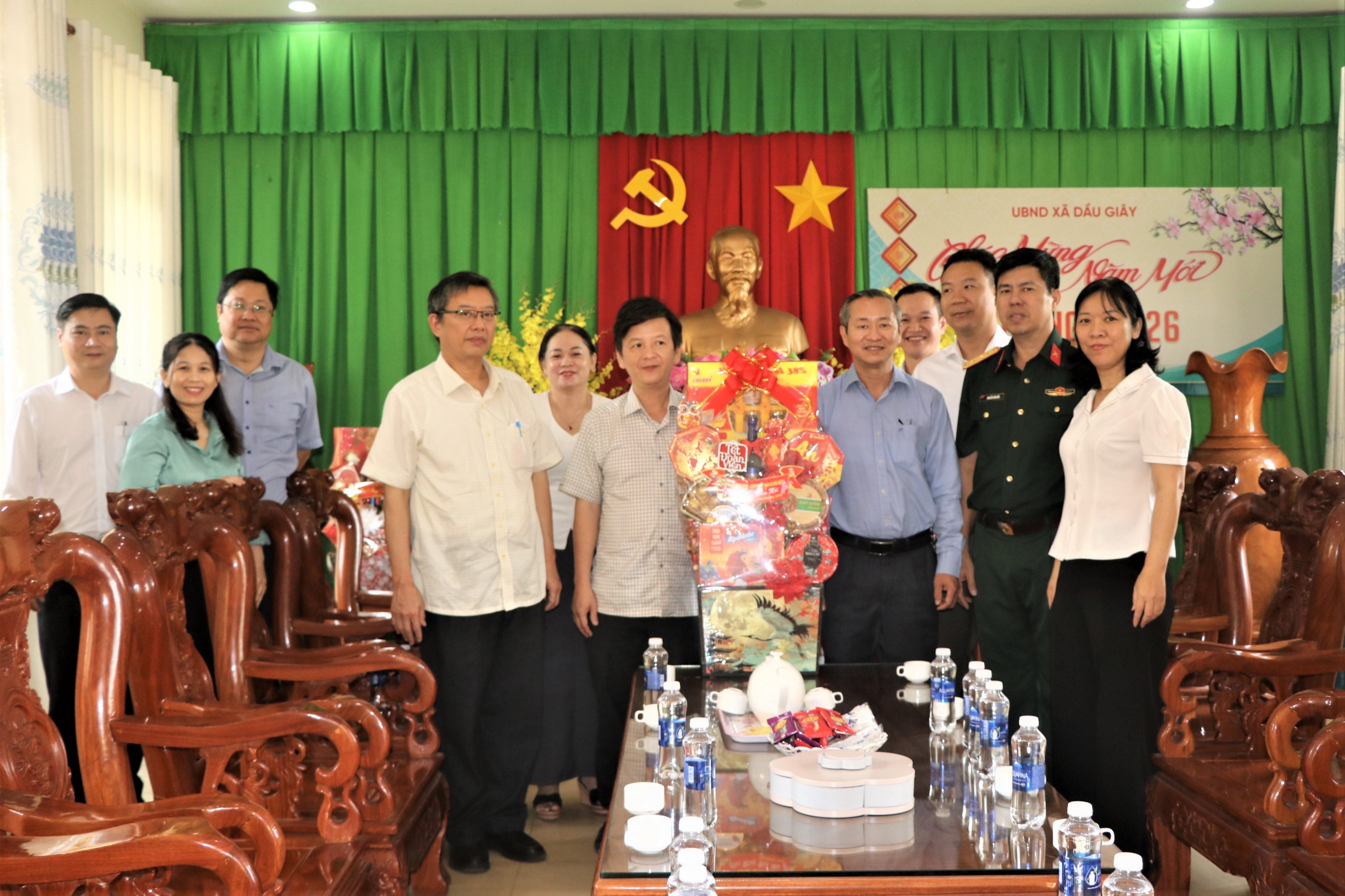 Tỉnh ủy viên, Bí thư Đảng ủy, chủ tịch HĐND xã Dầu Giây Cao Tiến Sỹ (thứ 5 bên phải qua) cùng đoàn công tác đến thăm, chúc tết và tặng quà tại Đảng bộ Ủy ban nhân dân xã