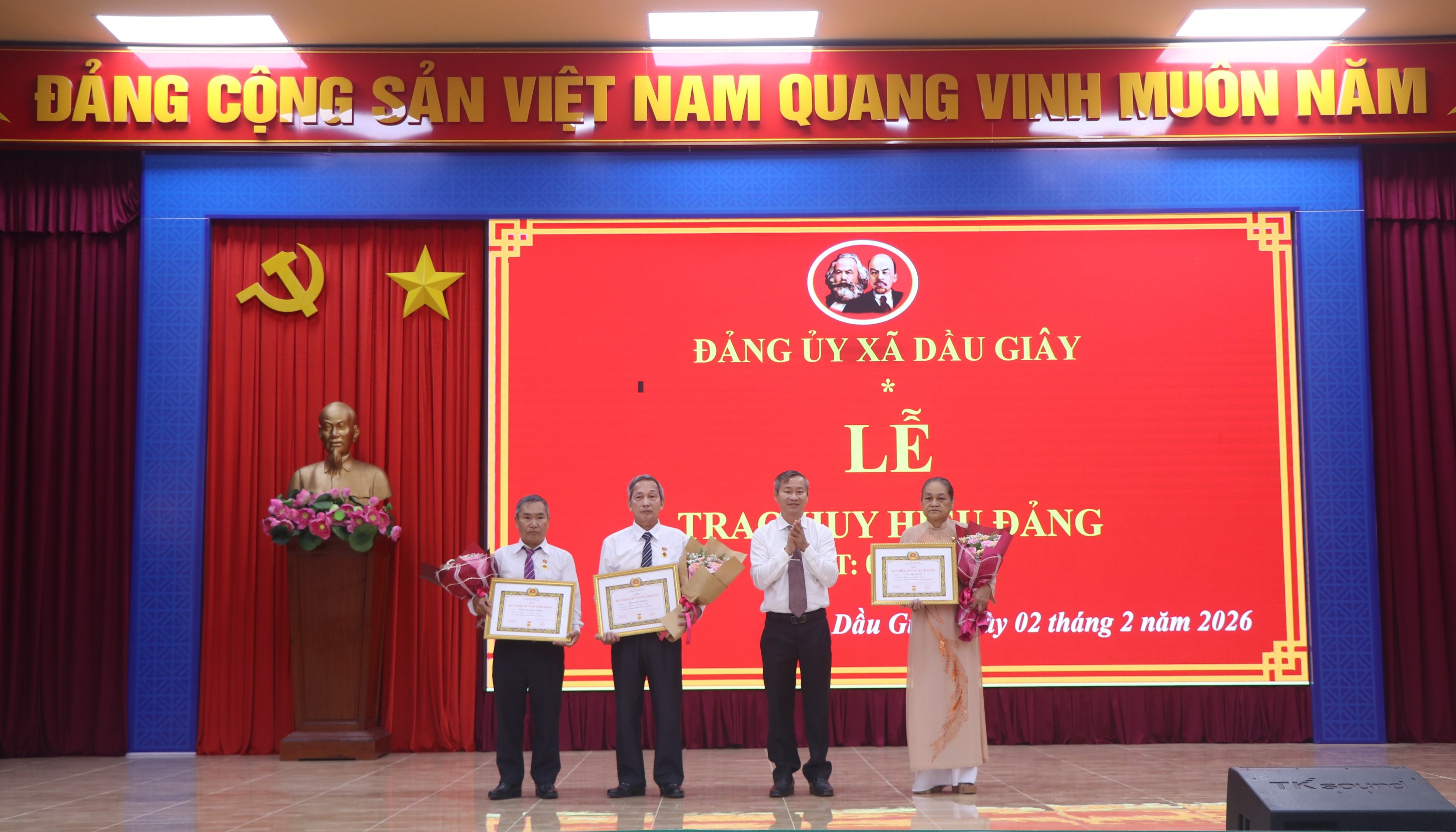 Tỉnh ủy viên, Bí thư Đảng ủy, chủ tịch HĐND xã Dầu Giây Cao Tiến Sỹ trao huy hiệu Đảng và tặng hoa chúc mừng 03 đảng viên nhận huy hiệu 45 năm tuổi Đảng