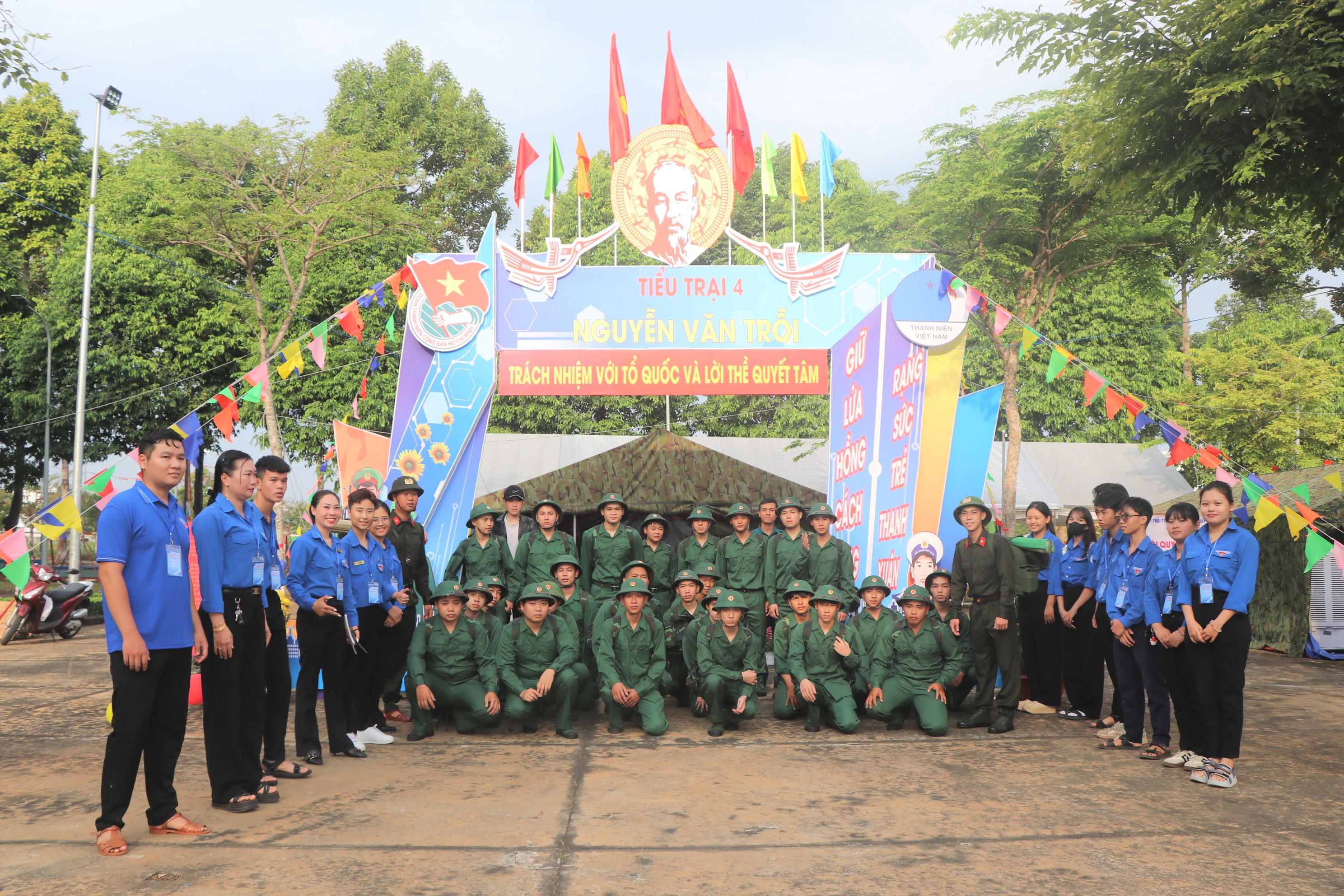 Đoàn viên thanh niên xã Dầu Giây chào đón và chụp hình lưu niệm với thanh niên nhập ngũ tại các Tiểu trại