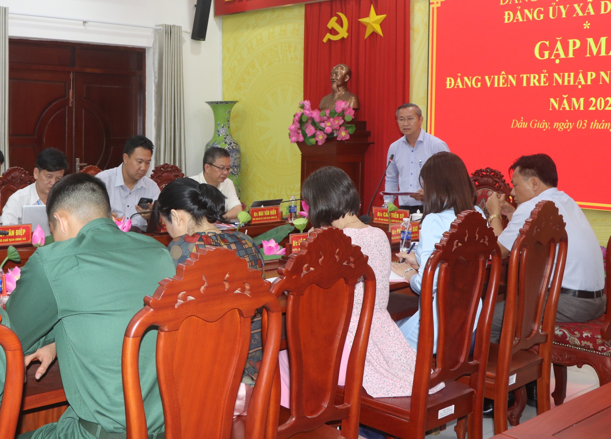 Đồng chí Cao Tiến Sỹ, TUV, Bí thư Đảng ủy, Chủ tịch HĐND xã Dầu Giây phát biểu giao nhiệm vụ đối với các đồng chí Đảng viên trẻ nhập ngũ