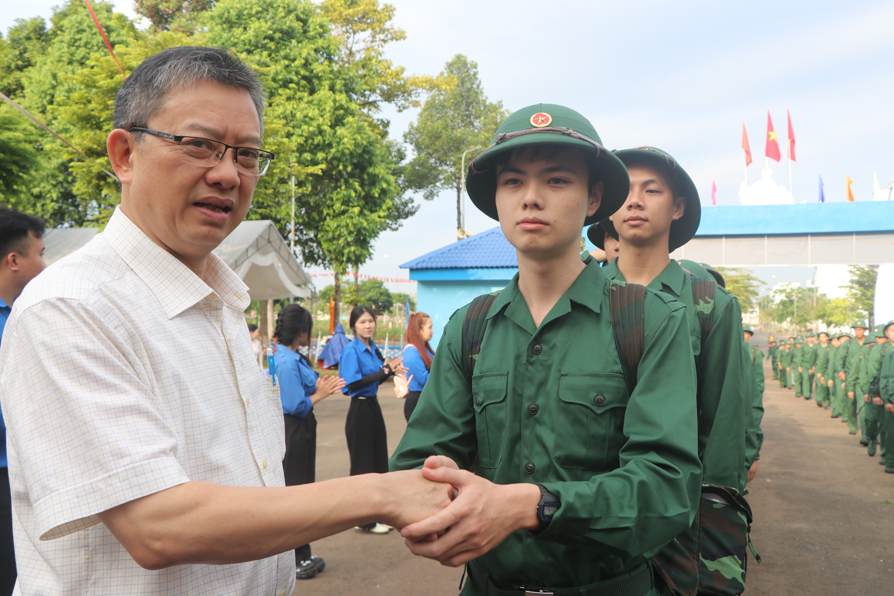 Đồng chí Mai Văn Hiền, Phó bí thư Đảng ủy, Chủ tịch UBND xã, Chủ tịch Hội đồng NVQS xã Dầu Giây bắt tay chào đón 99 thanh niên trúng tuyển NVQS và thực hiện tham gia Công an nhân dân