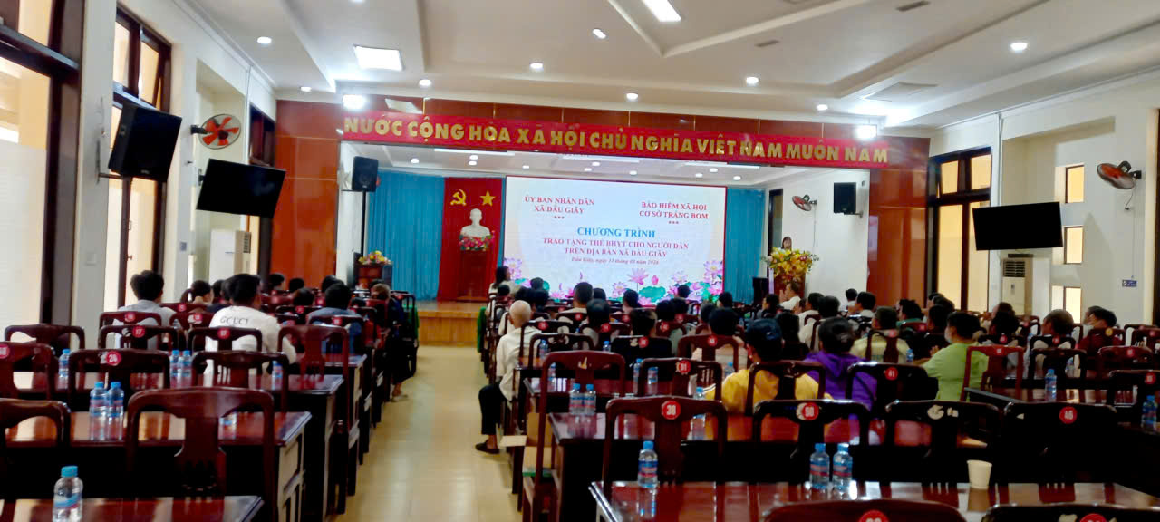 Trao thẻ BHYT