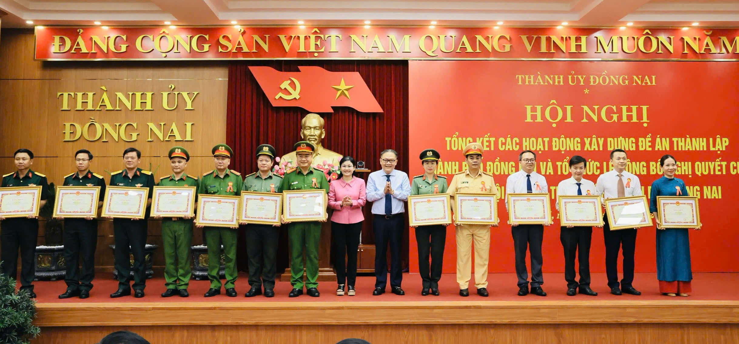 Phường Dầu Giây vinh dự được khen thưởng tại Hội nghị tổng kết công tác xây dựng Đề án thành lập thành phố Đồng Nai
