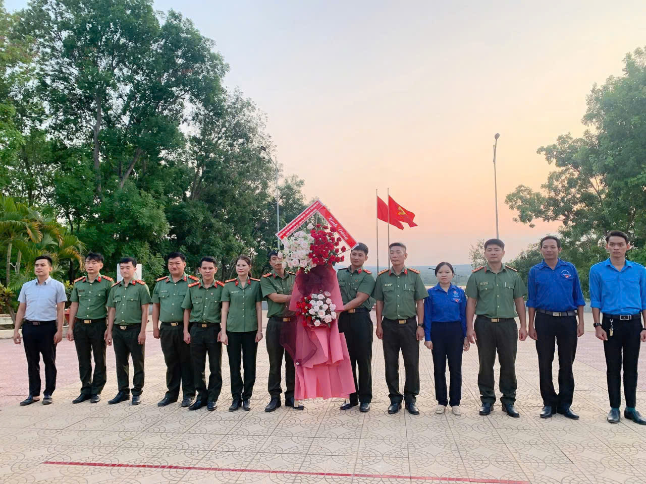 Du khách dâng hoa tại Tượng đài Chiến Thắng La Ngà