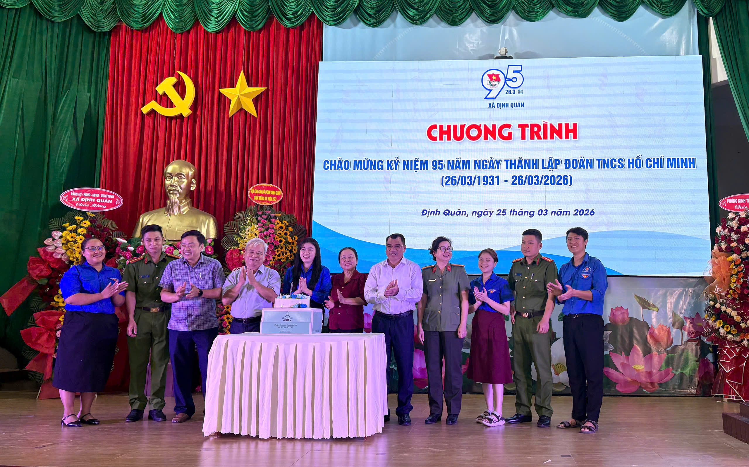 Lãnh đạo xã Định Quán và các đại biểu cắt bánh kỷ niệm 95 năm Ngày thành lập Đoàn TNCS Hồ Chí Minh