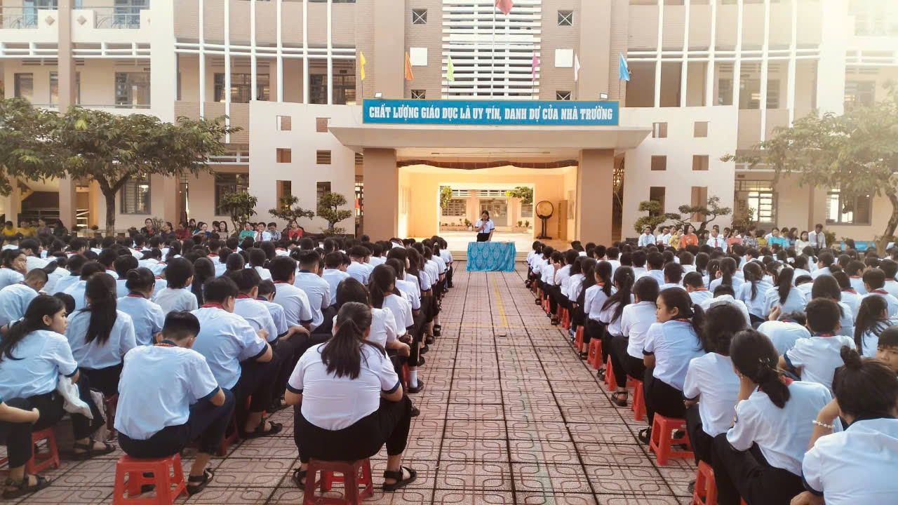 Trường THCS La Ngà trong tiết sinh hoạt dưới cờ đầu tuần