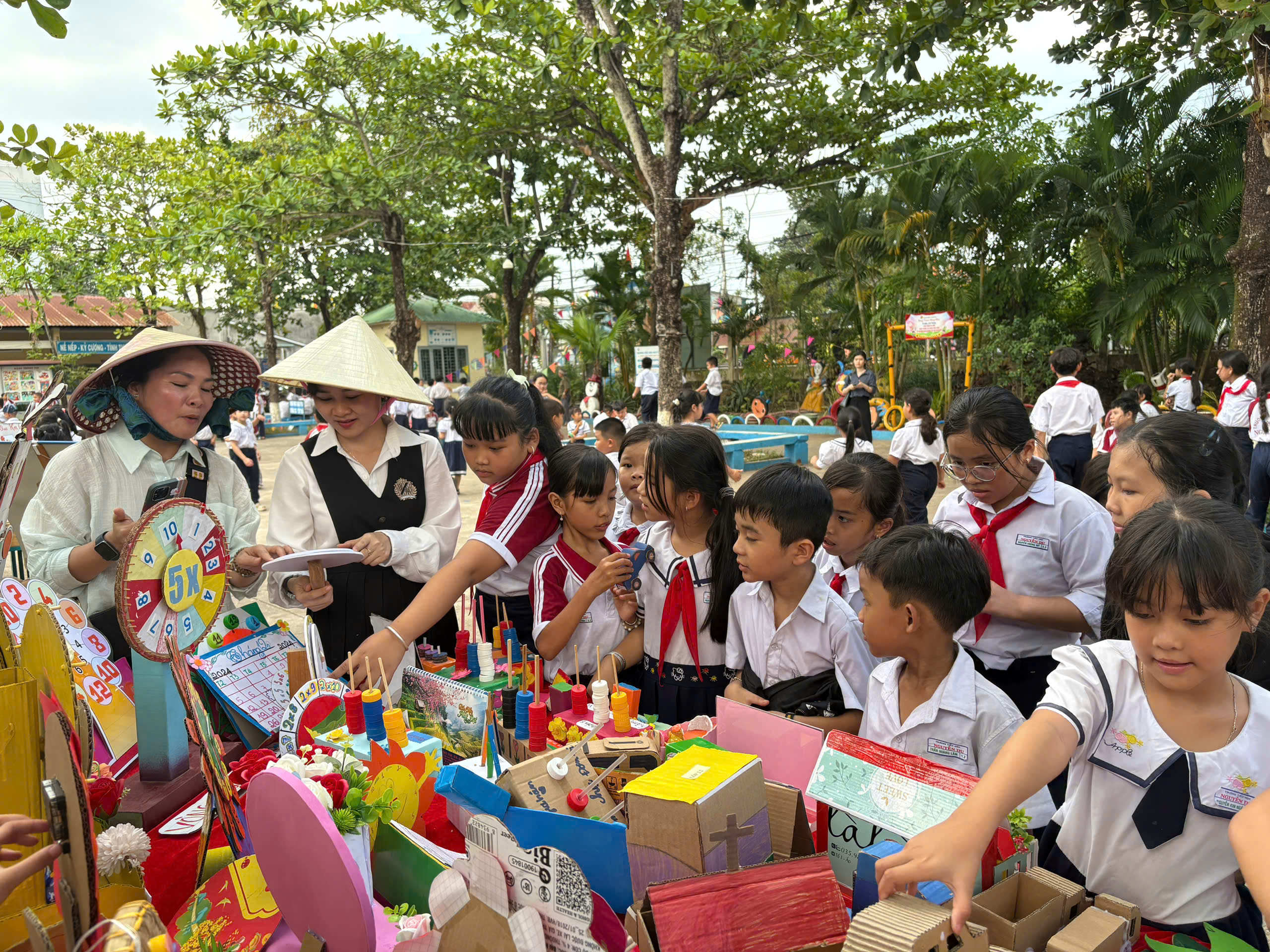 Các em học sinh trường Tiểu học Nguyễn Du tham quan các sản phẩm STEM