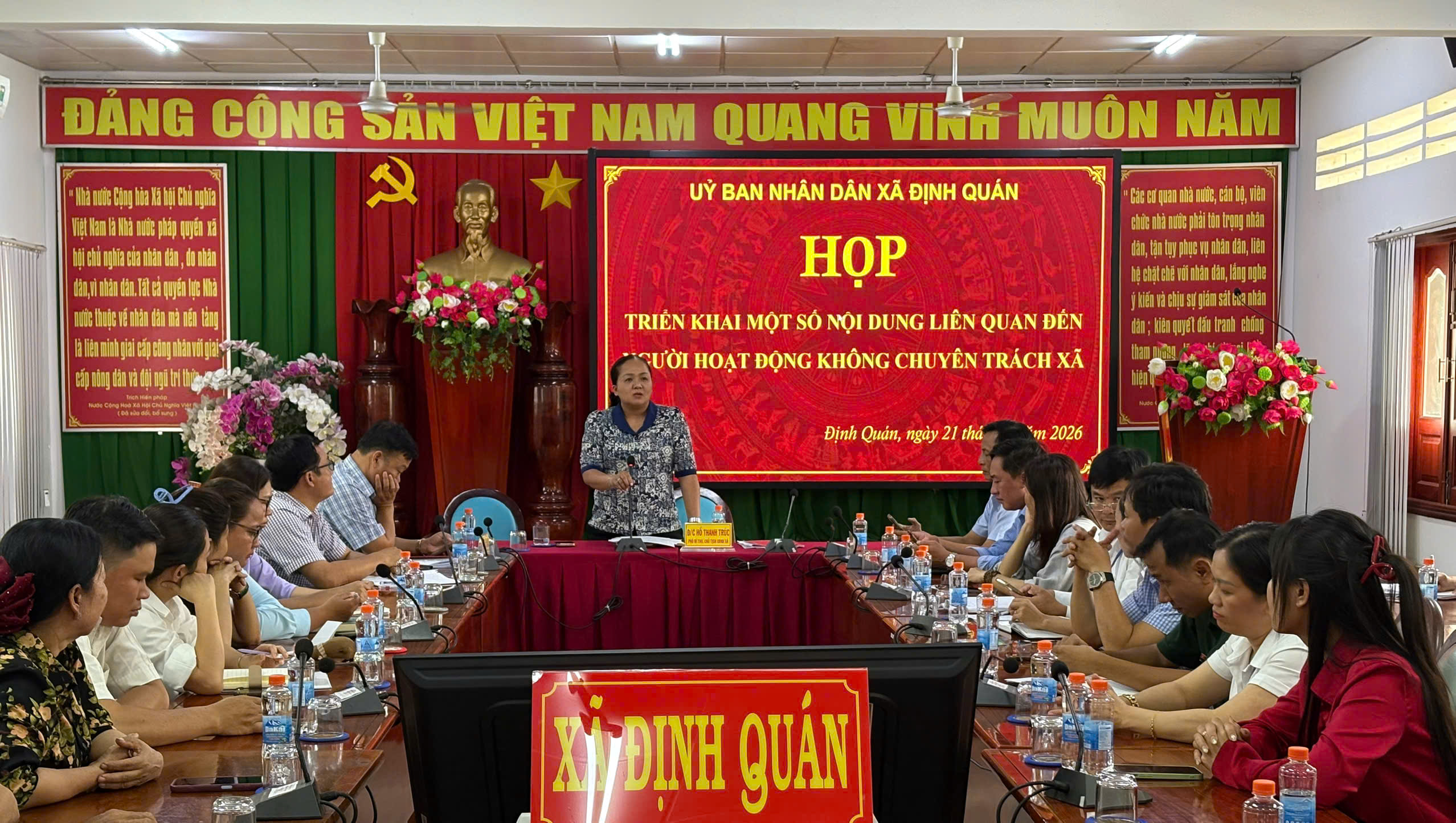 Phó bí thư Đảng ủy, Chủ tịch UBND xã Định Quán Hồ Thanh Trúc phát biểu tại buổi gặp mặt