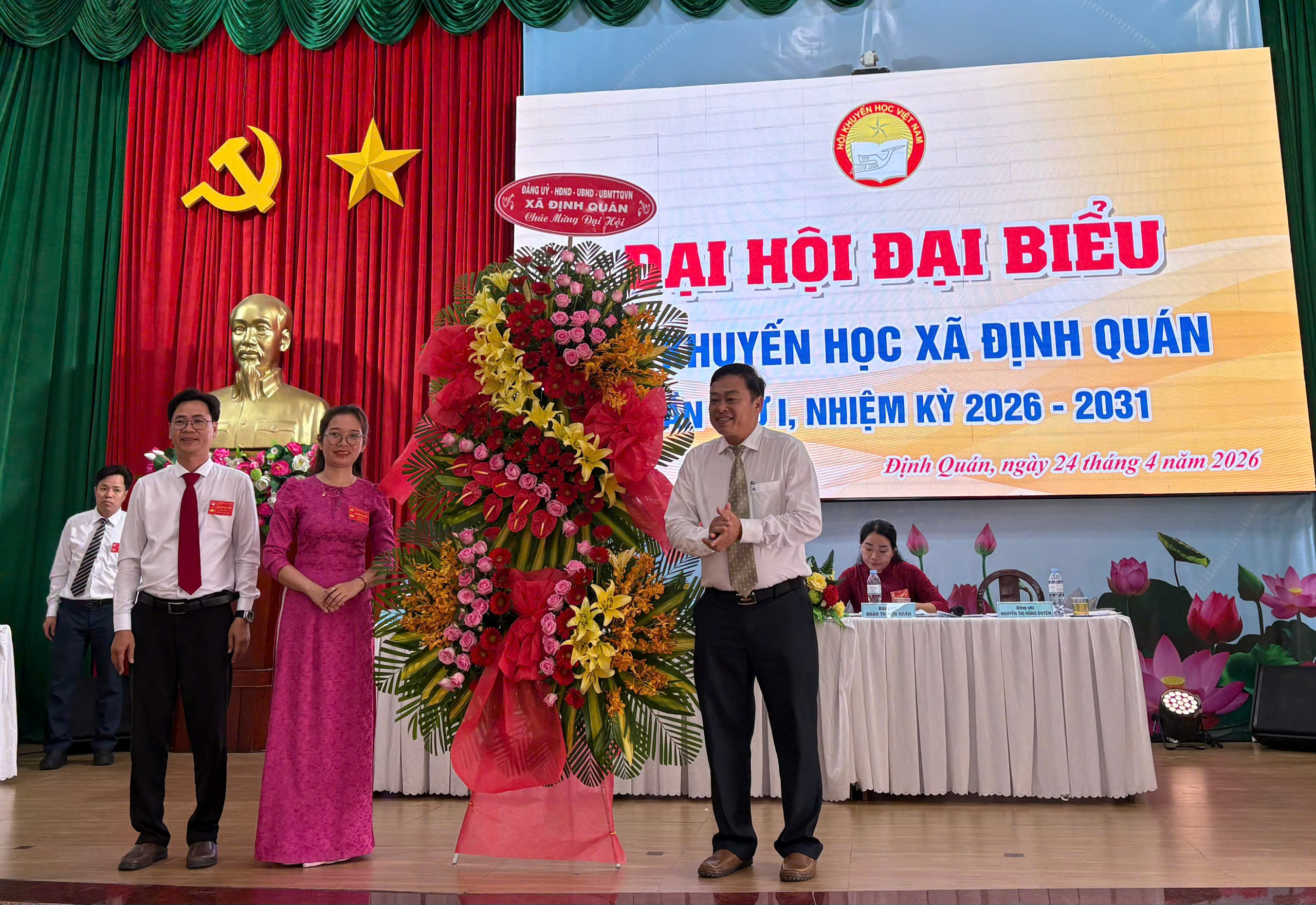 Lãnh đạo xã Định Quán tặng lẵng hoa chúc mừng Đại hội đại biểu Hội Khuyến học xã Định Quán lần thứ I, nhiệm kỳ 2026-2031