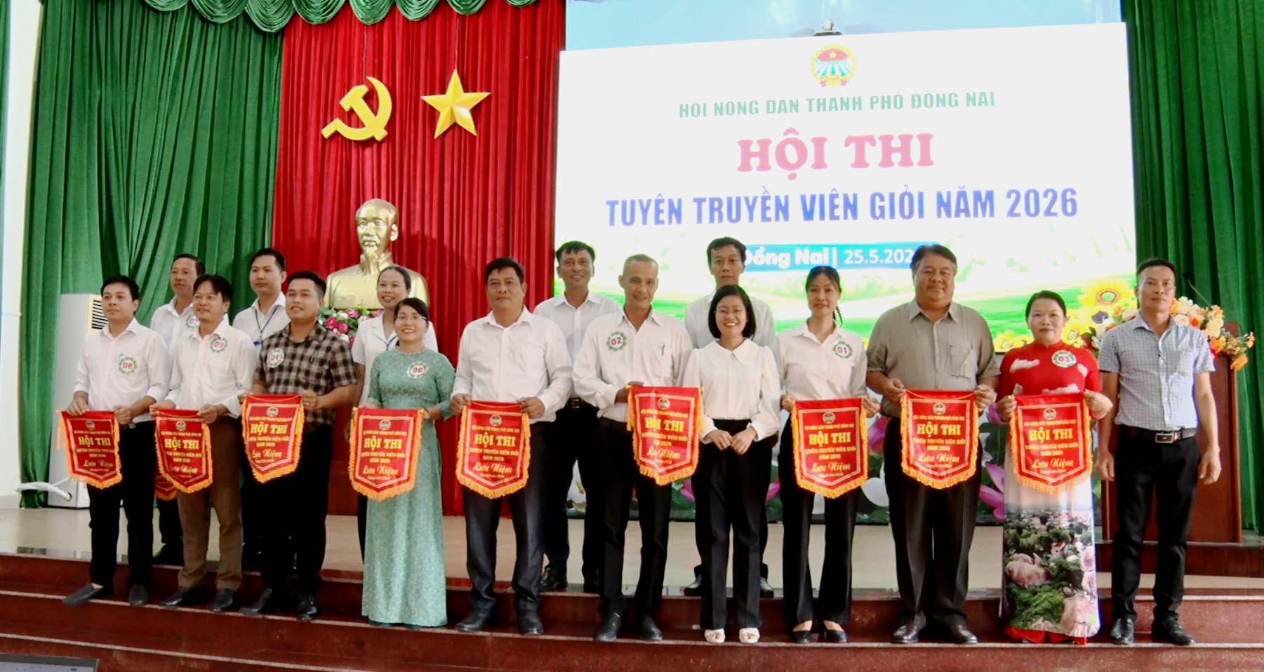 Ban Tổ chức trao cờ lưu niệm cho các đơn vị tham gia hội thi