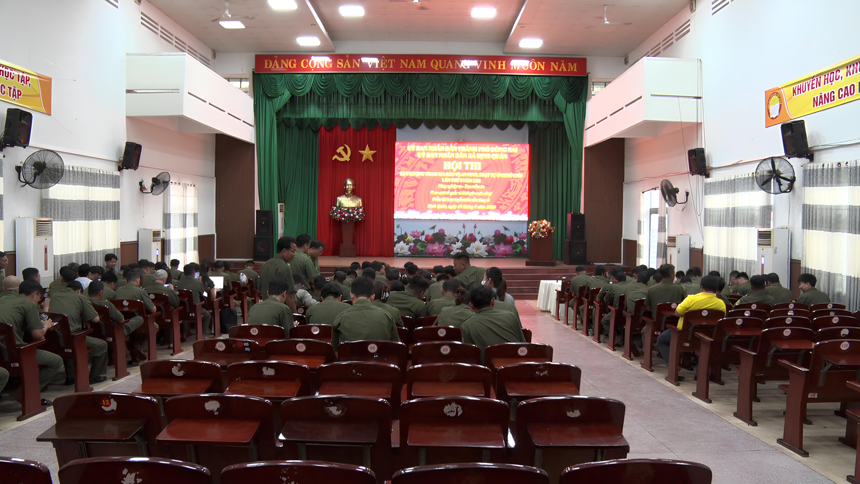 Các thí sinh tham gia Hội thi lực lượng tham gia bảo vệ ANTT ở cơ giỏi cấp xã lần thứ I
