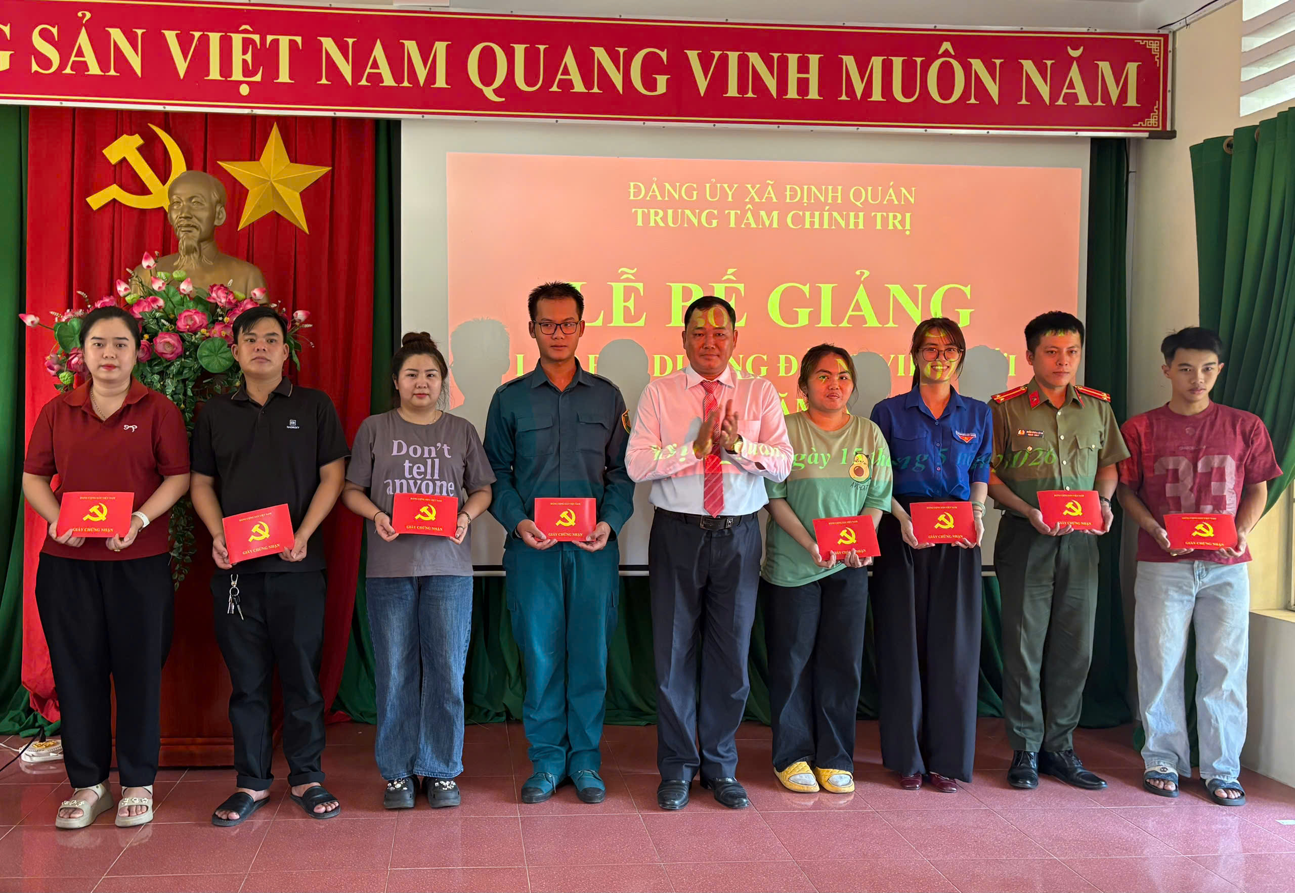Các học viên nhận giấy chứng nhận hoàn thành chương trình bồi dưỡng lý luận chính trị dành cho đảng viên mới