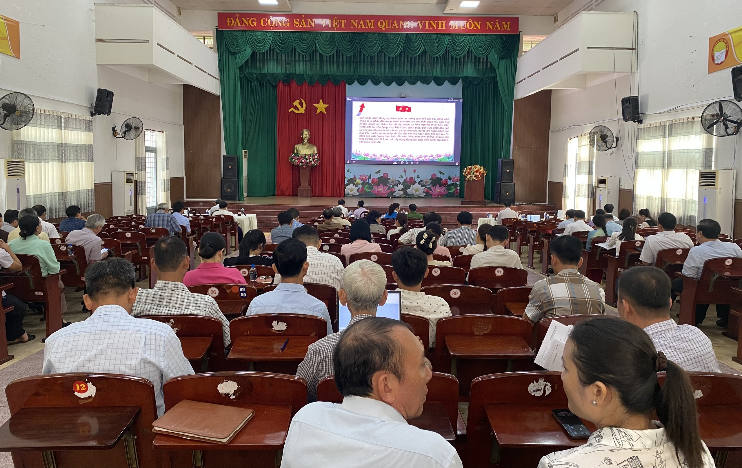 Quang cảnh đại biểu dự Hội nghị học tập, quán triệt, triển khai và phát động thi đua thực hiện Nghị quyết số 05 tại xã Định Quán