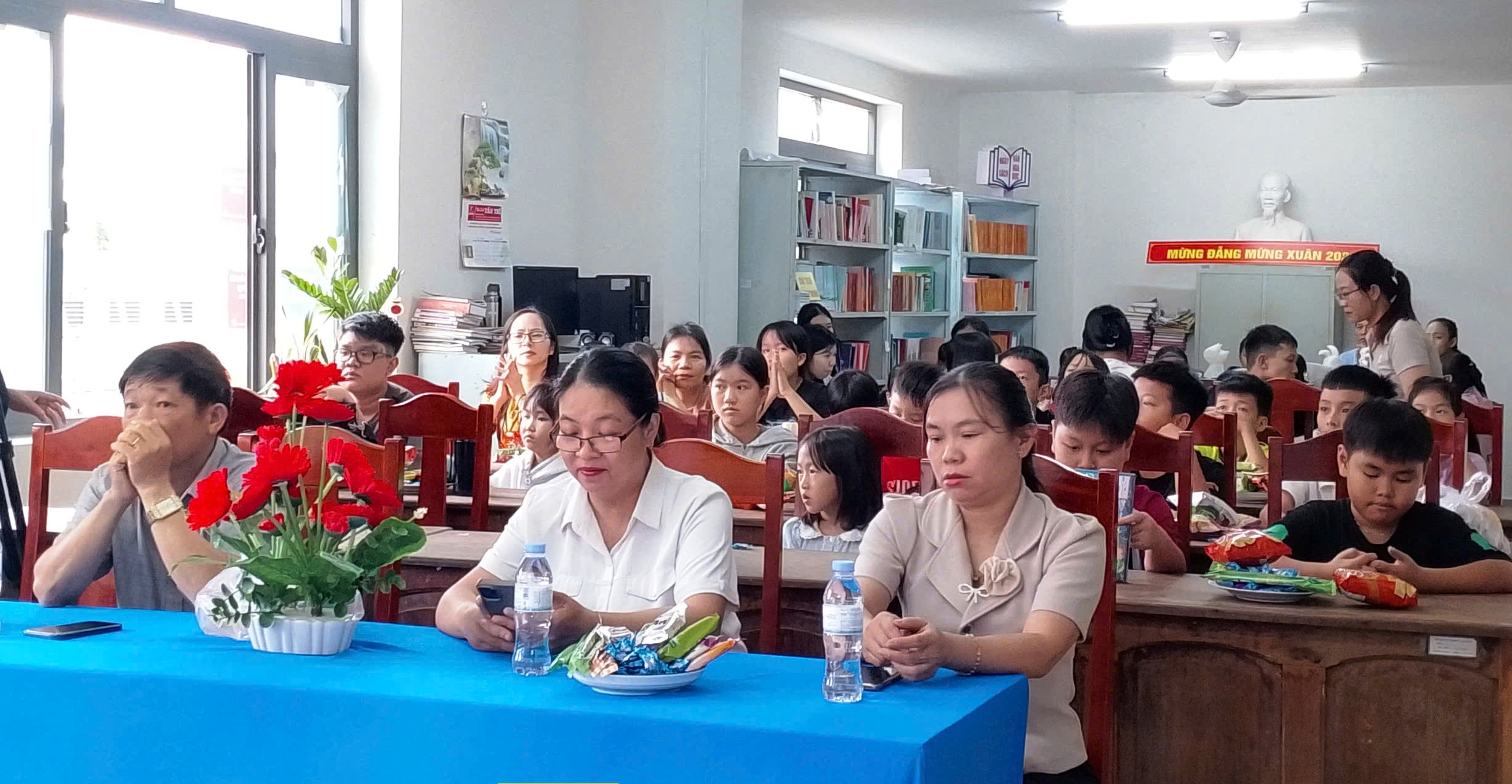 Đại biểu và các em thiếu nhi tham dự buổi họp mặt