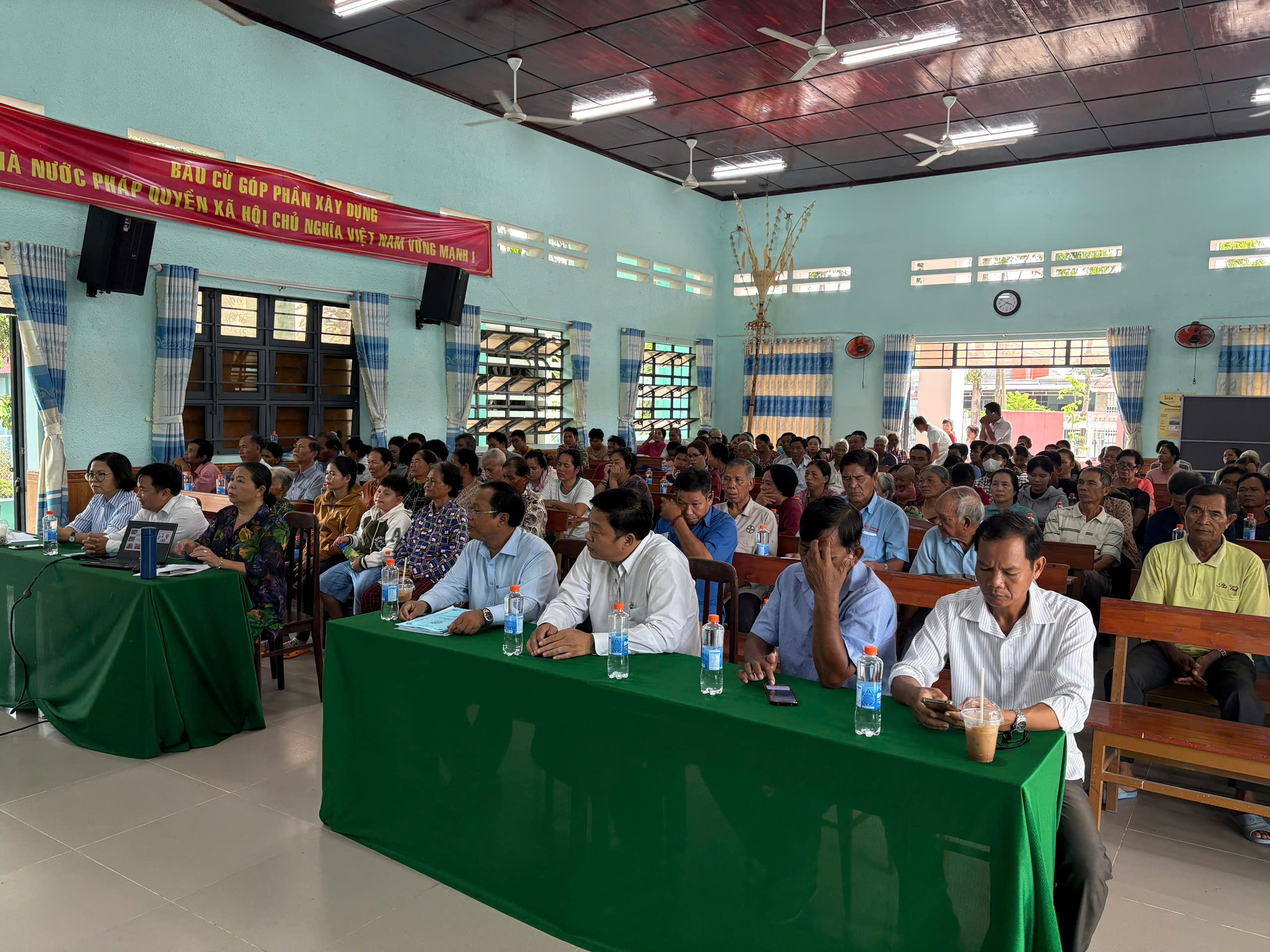 Các đại biểu là người đồng bào dân tộc thiểu số tham dự hội nghị công tác gia đình