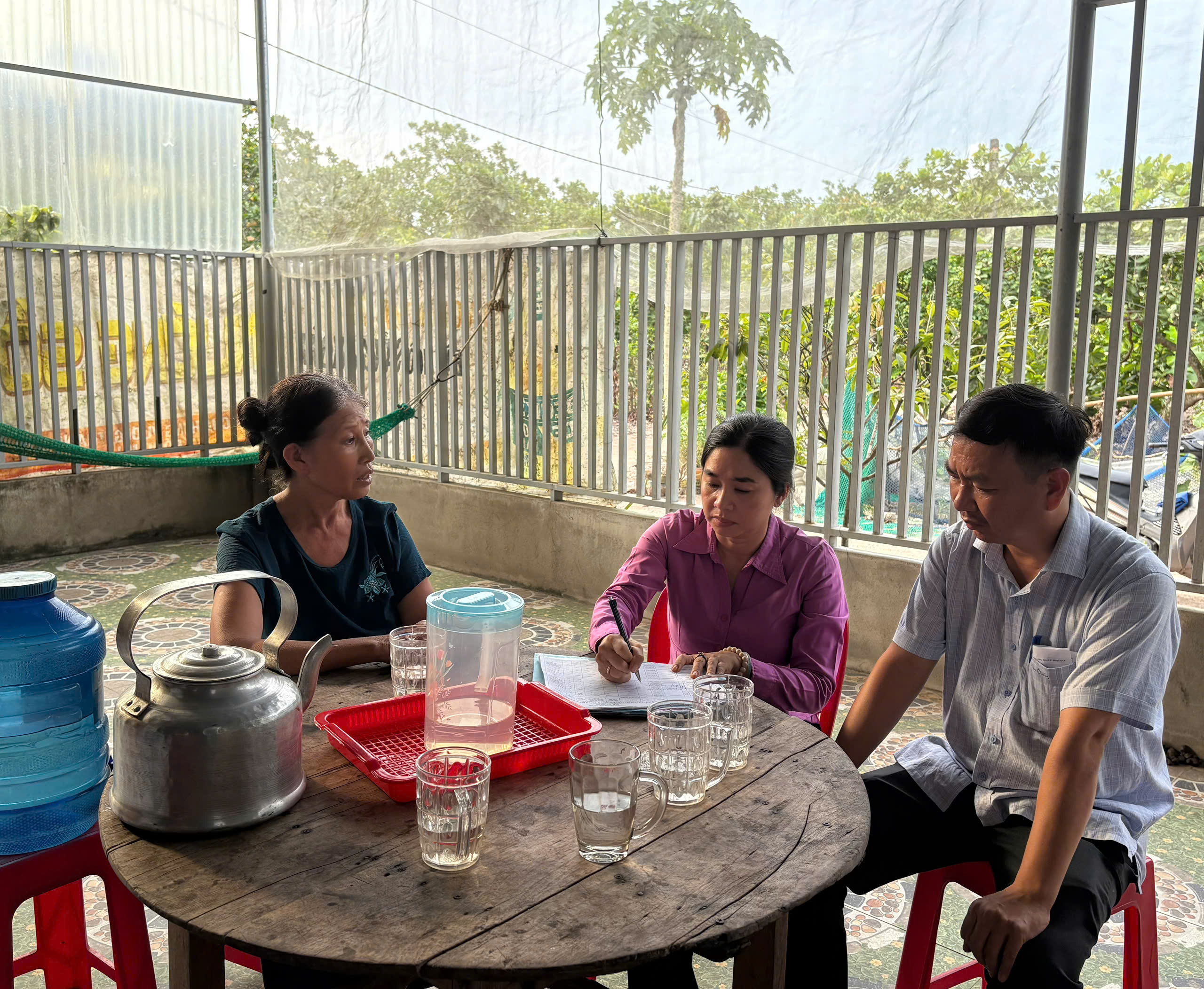 Lãnh đạo xã lắng nghe tâm tư, nguyện vọng của các hộ gia đình