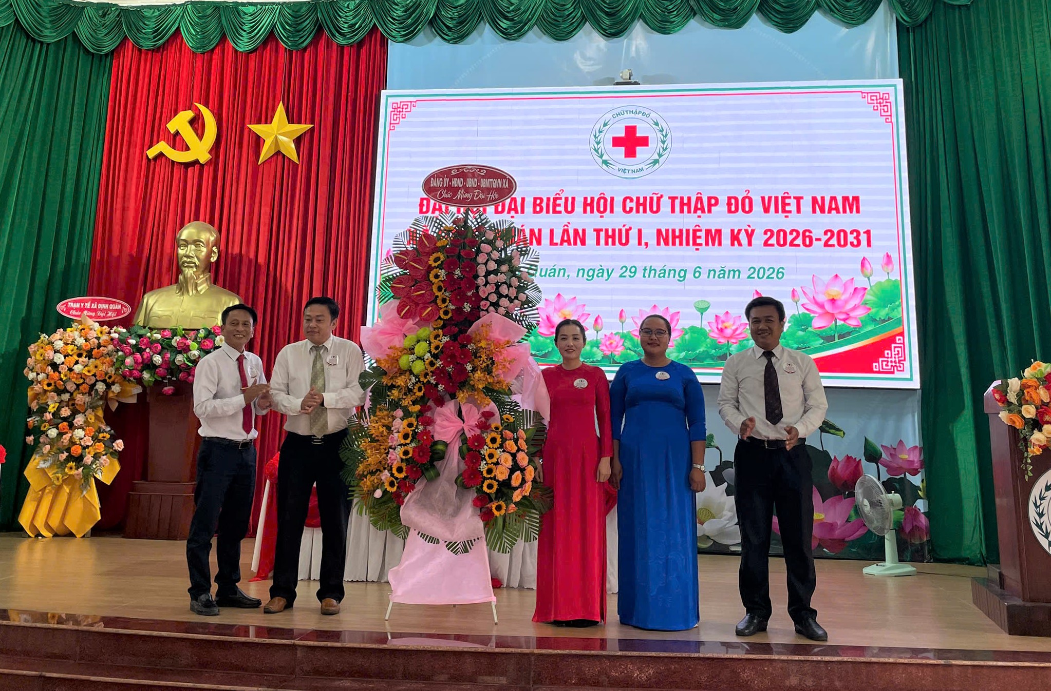 Lãnh đạo xã Định Quán trao tặng lẵng hoa chúc mừng đại hội