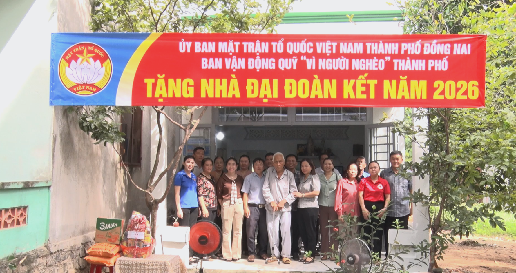 Các đại biểu chụp hình lưu niệm với gia đình ông Trần Hàng