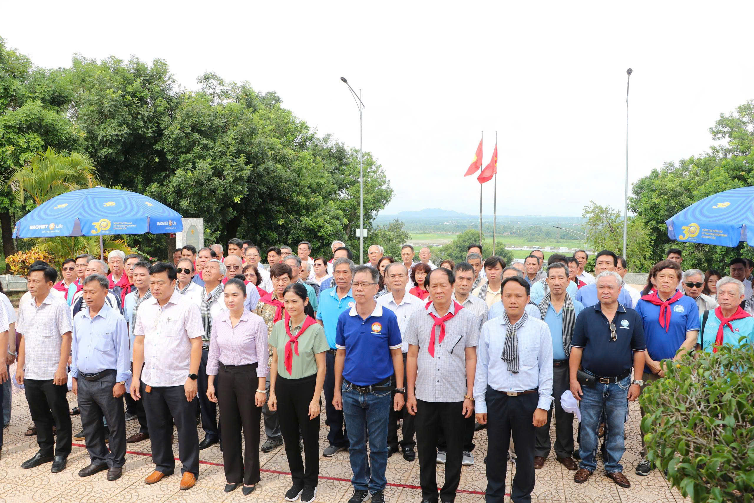 Đoàn dâng hương tại Tượng đài Chiến thắng La Ngà