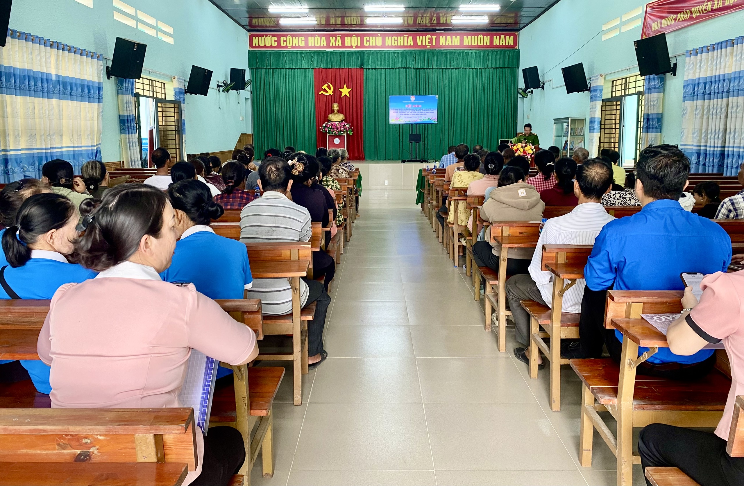 Quang cảnh Hội nghị triển khai công tác phòng, chống tội phạm, tệ nạn xã hội và bảo đảm an ninh mạng tại xã Định Quán