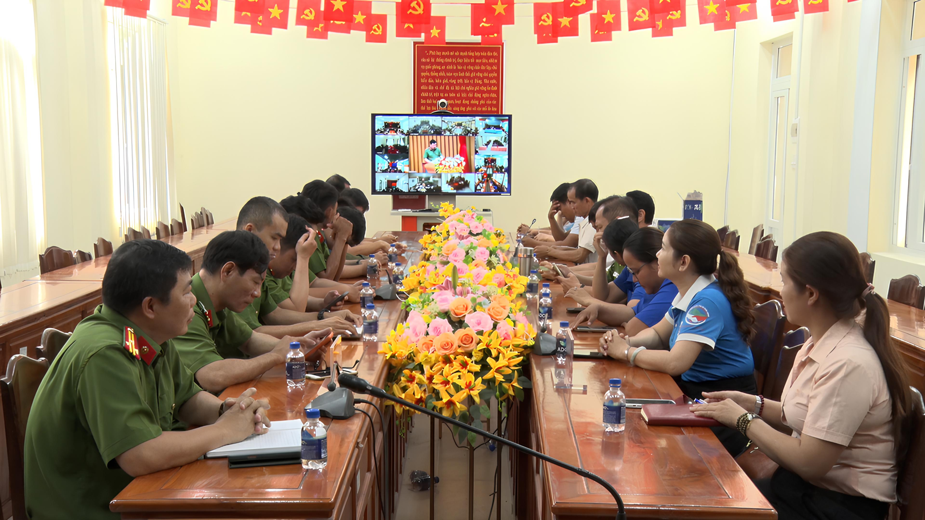 Các đại biểu xã Định Quán tham dự lễ ra quân “Chiến dịch mùa hè số cùng VNeID, hướng dẫn công dân số, đồng hành cùng Nhân dân thực hiện Đề án 06”
