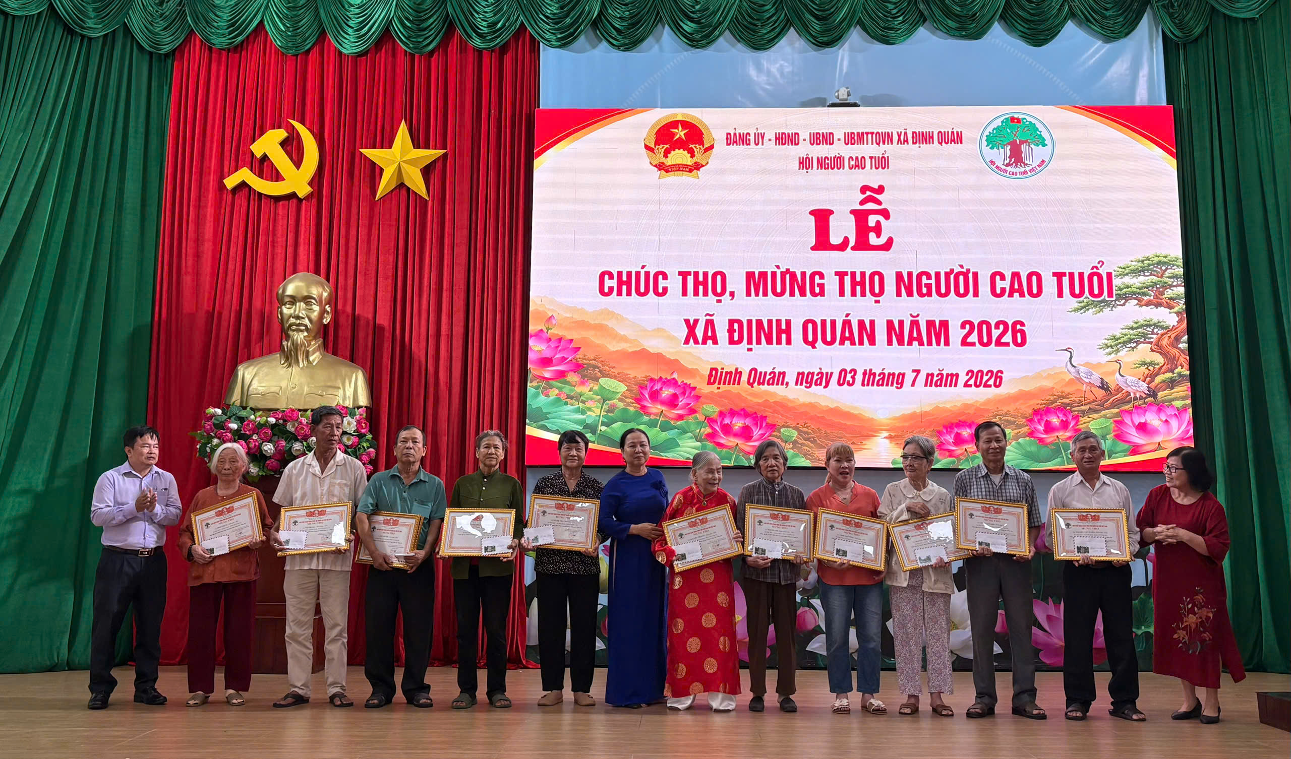 Lãnh đạo xã Định Quán trao Giấy mừng thọ cho các cụ người cao tuổi