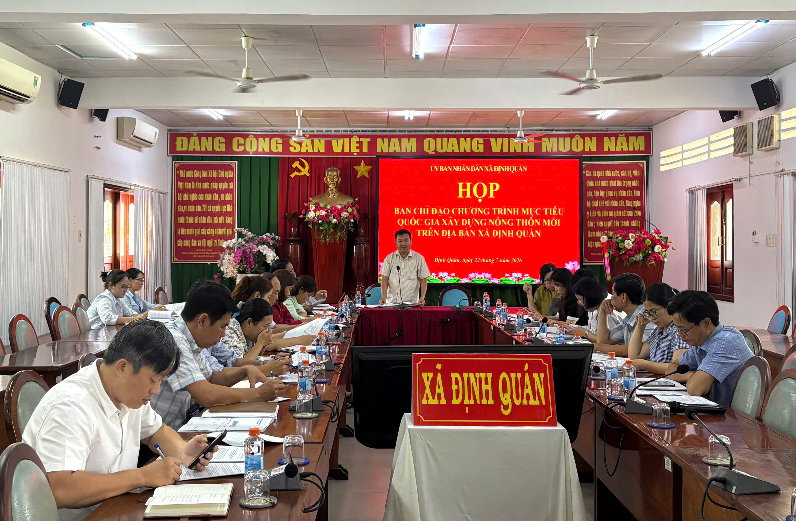 Phó chủ tịch UBND xã Định Quán Phan Thanh Nhân phát biểu tại cuộc họp