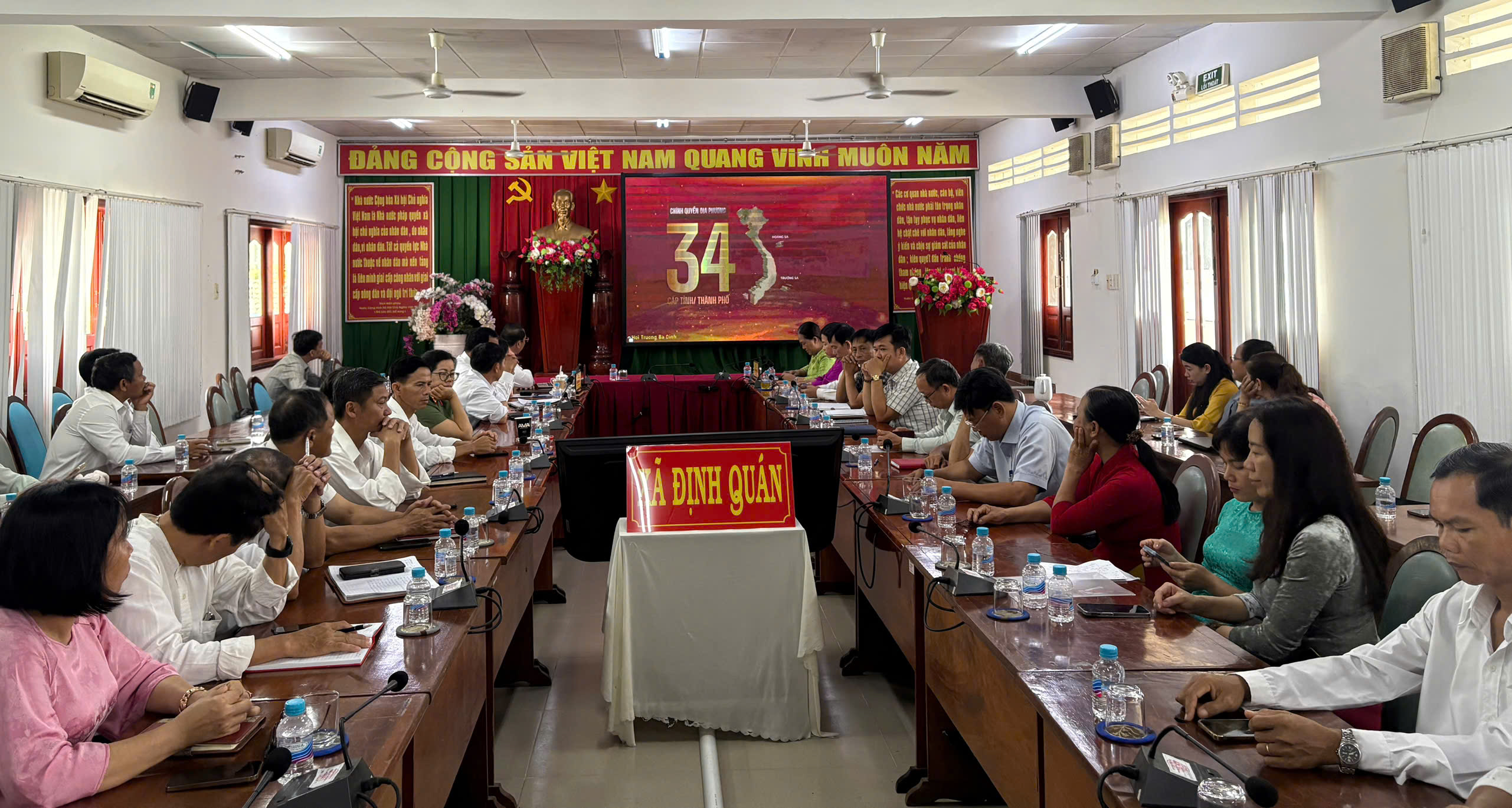 Các đại biểu tại điểm cầu xã Định Quán tham dự hội nghị