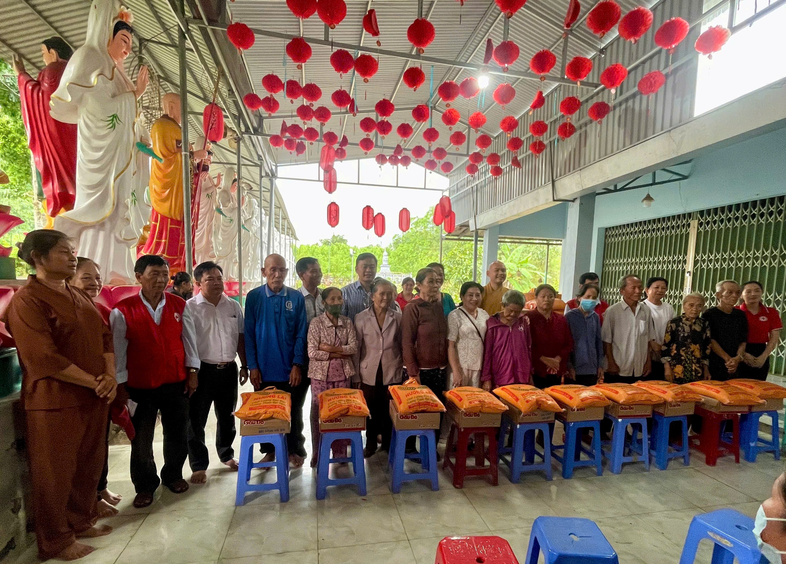 Lãnh đạo xã, các mạnh thường quân trao quà cho các hộ có hoàn cảnh khó khăn