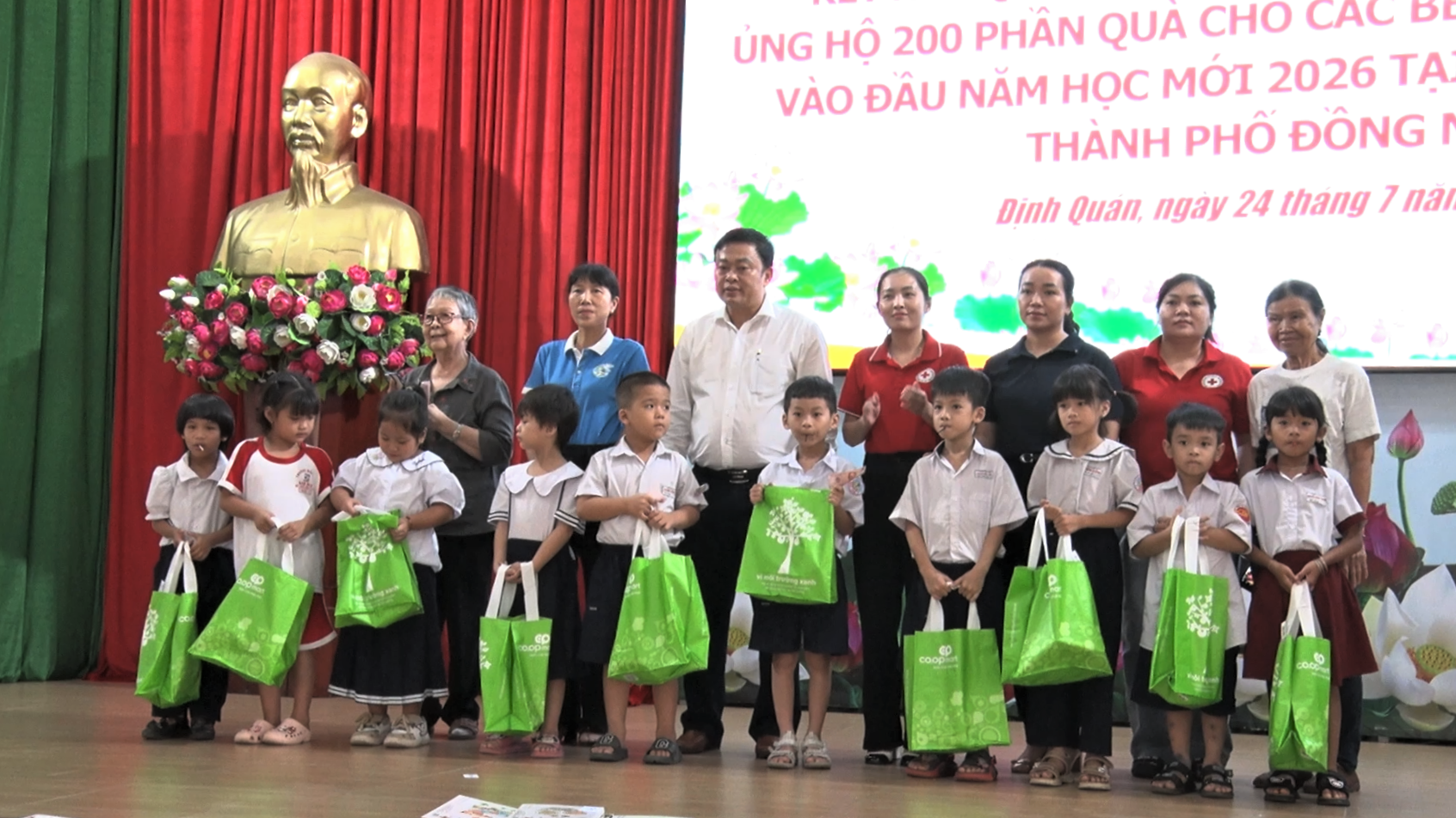 Lãnh đạo xã Định Quán và đơn vị tài trợ trao quà cho các em học sinh