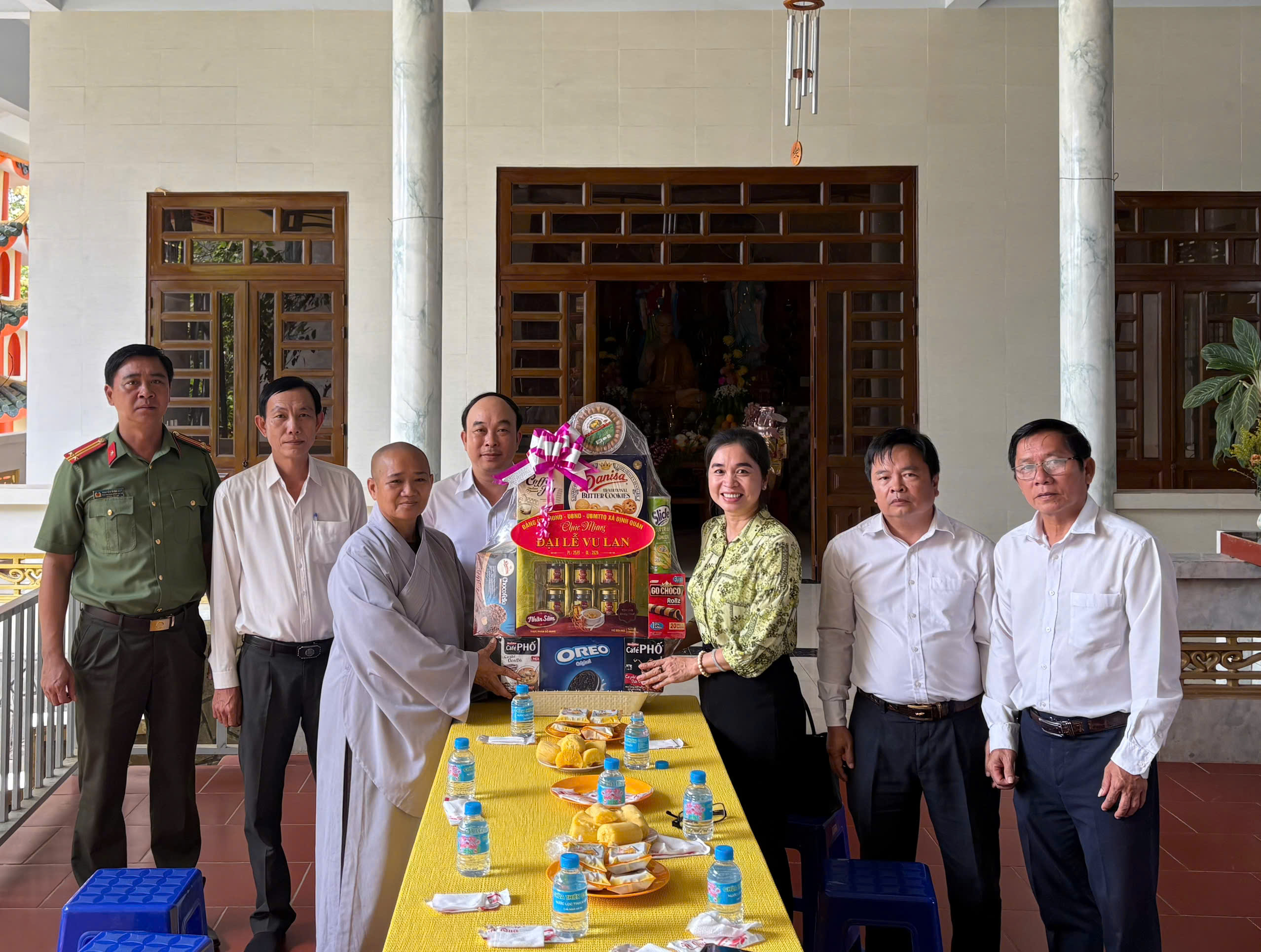 Lãnh đạo xã Định Quán đến thăm, tặng quà chùa Tịnh Quảng Xá (ấp Thuận Tùng) nhân dịp Đại lễ Vu Lan năm 2026