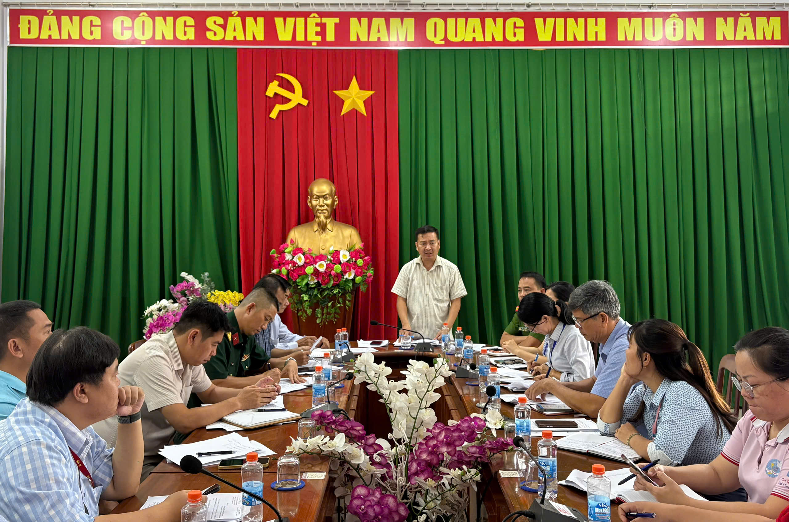 Phó chủ tịch UBND xã Định Quán Phan Thanh Nhân phát biểu tại cuộc họp