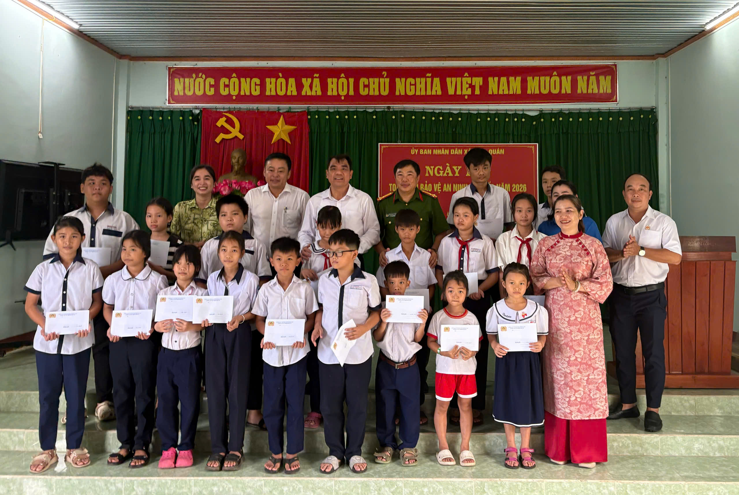 Tặng học bổng cho các em học sinh có hoàn cảnh khó khăn