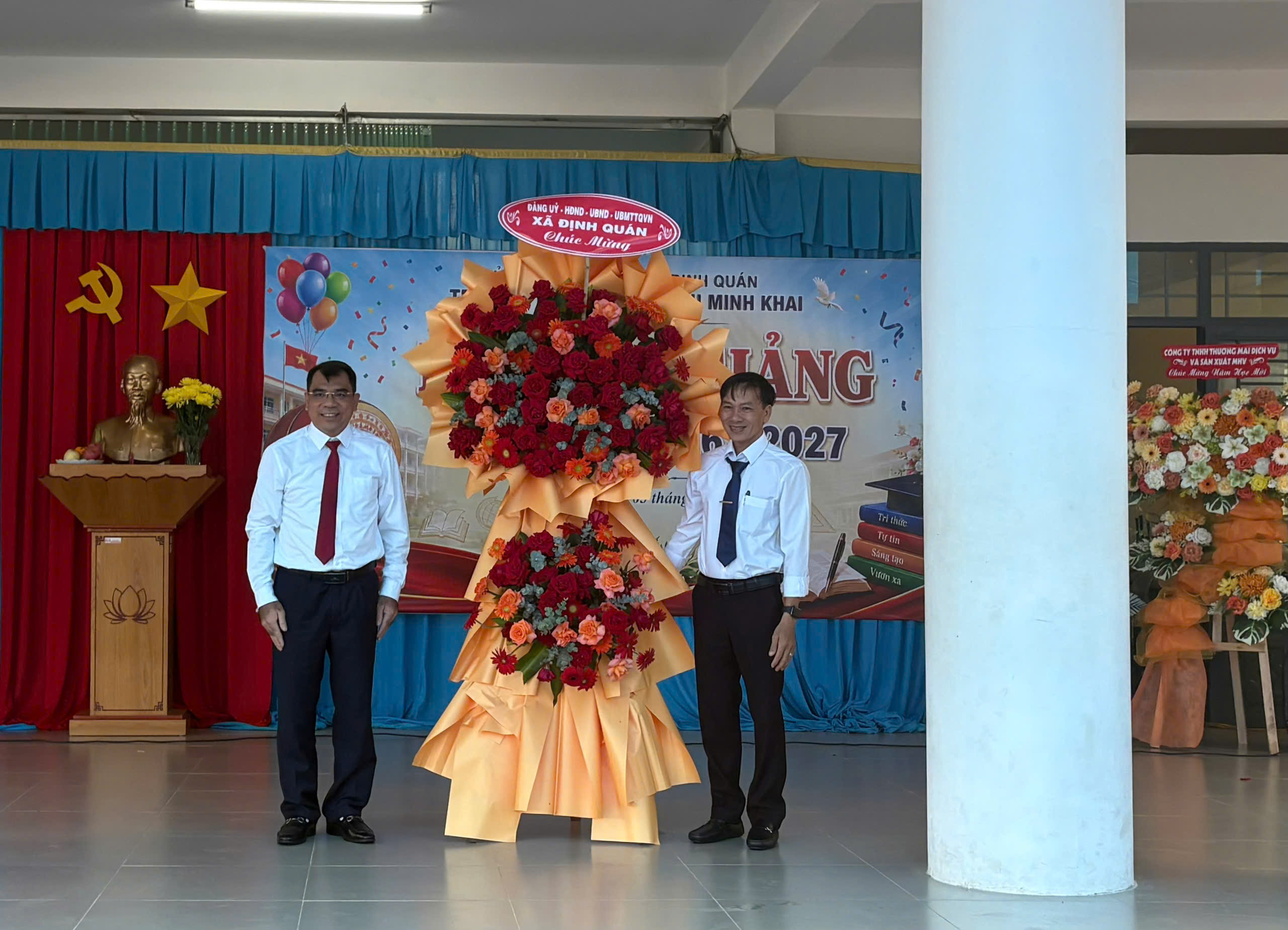 Thành ủy viên, Bí thư Đảng ủy, Chủ tịch HĐND xã Định Quán Nguyễn Cao Cường đã tặng hoa chúc mừng tập thể cán bộ, giáo viên và học sinh trường THCS Nguyễn Thị Minh Khai