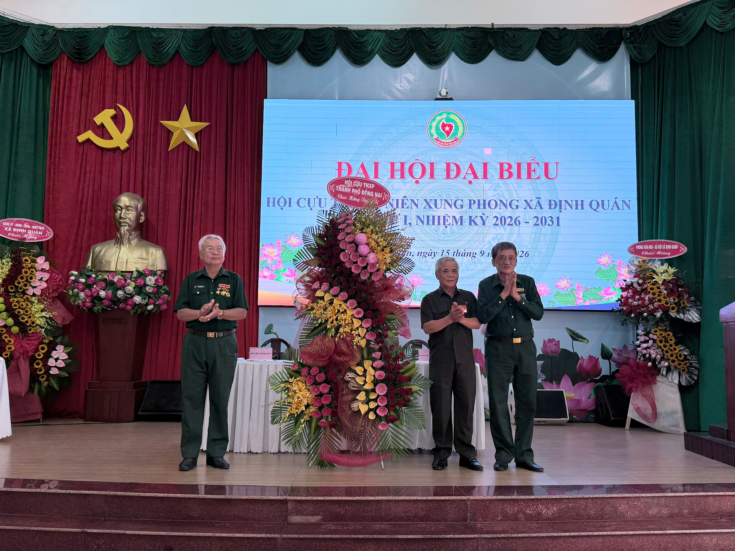 Phó Chủ tịch Hội Cựu TNXP thành phố Đồng Nai Nguyễn Minh Mẫn tặng lẵng hoa chúc mừng Đại hội
