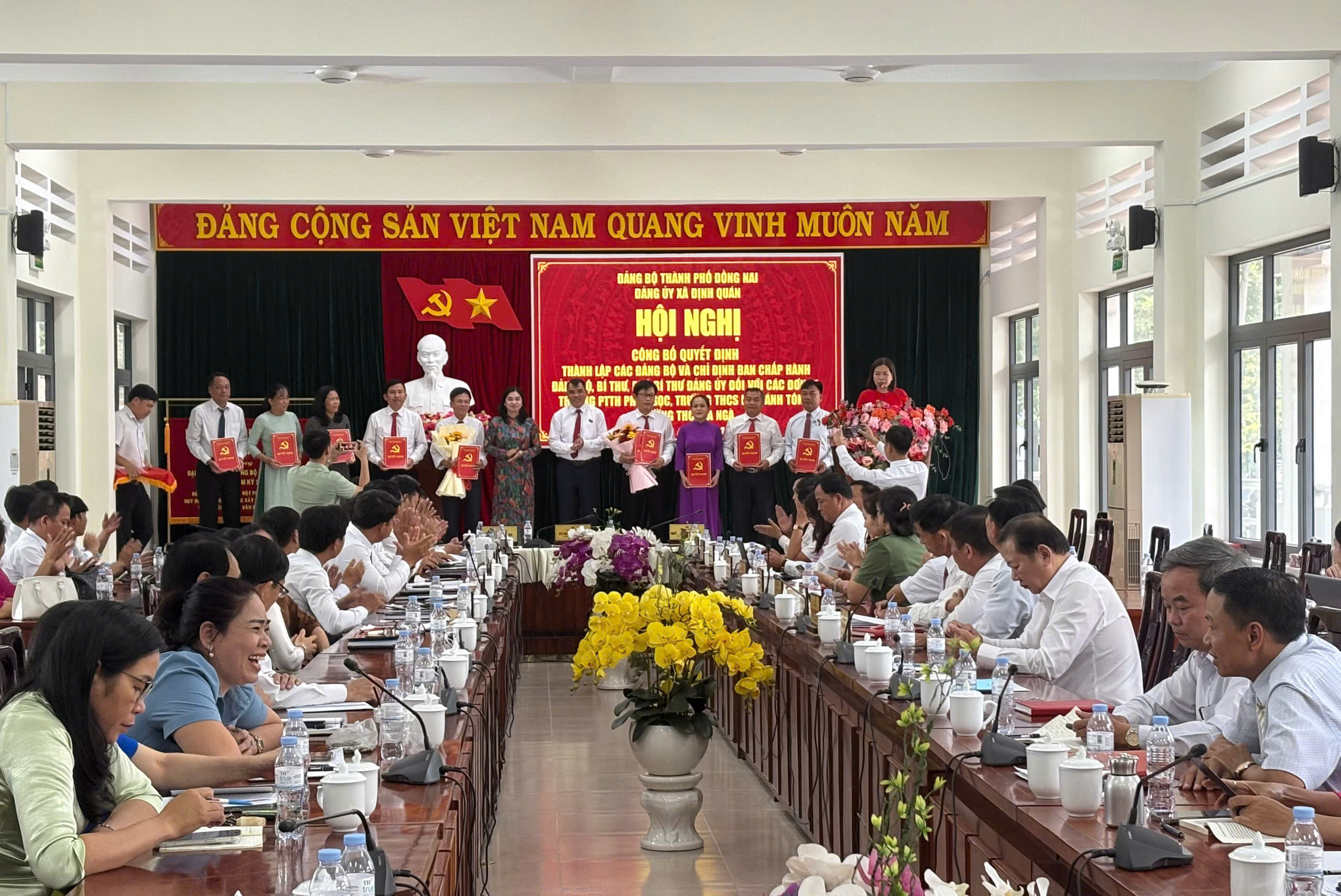 Đồng chí Nguyễn Cao Cường - Thành ủy viên, Bí thư Đảng ủy, Chủ tịch HĐND phường trao Quyết định thành lập các chi bộ.